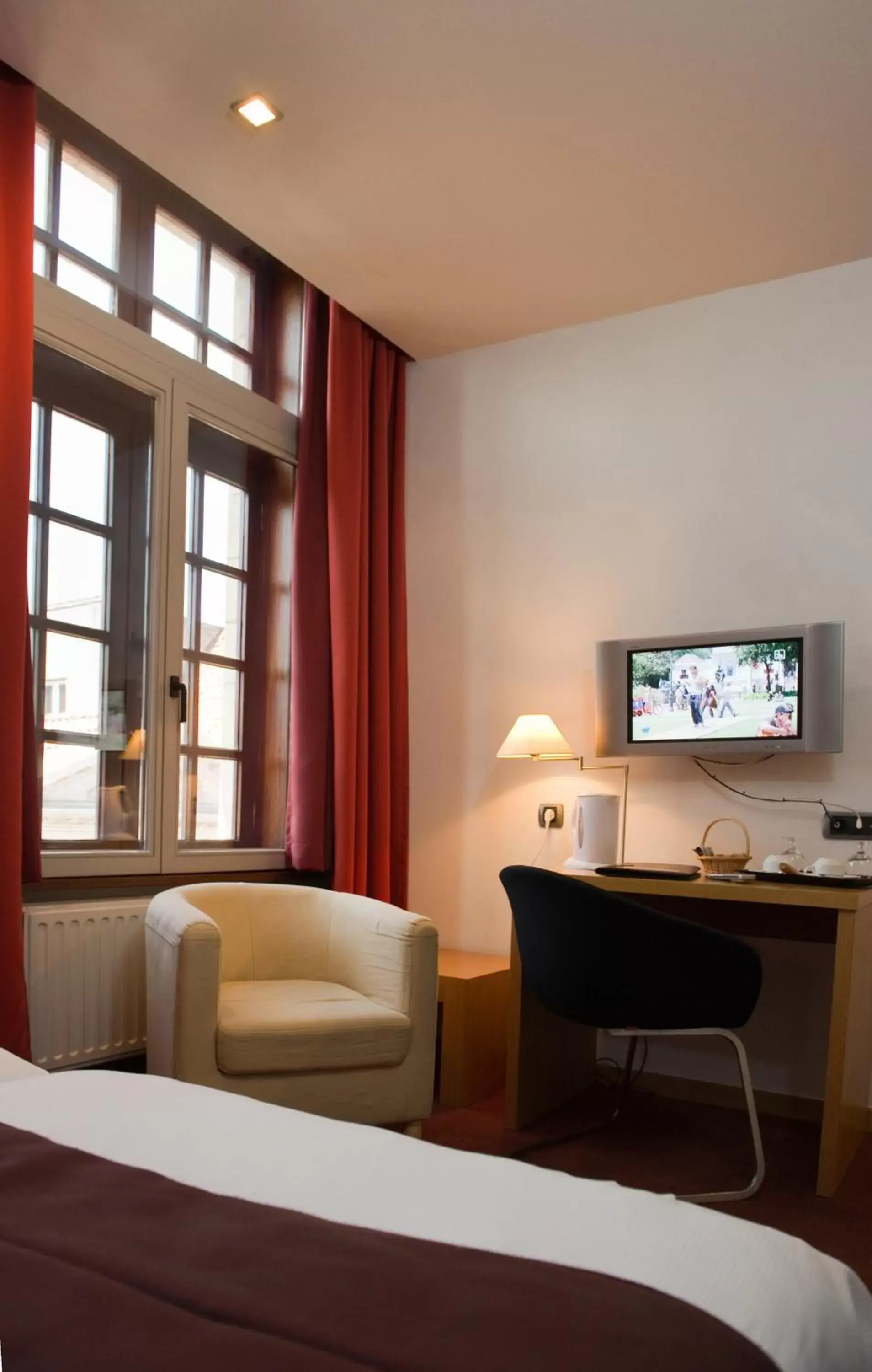 Seating area, Bed in Hotel Bourgoensch Hof
