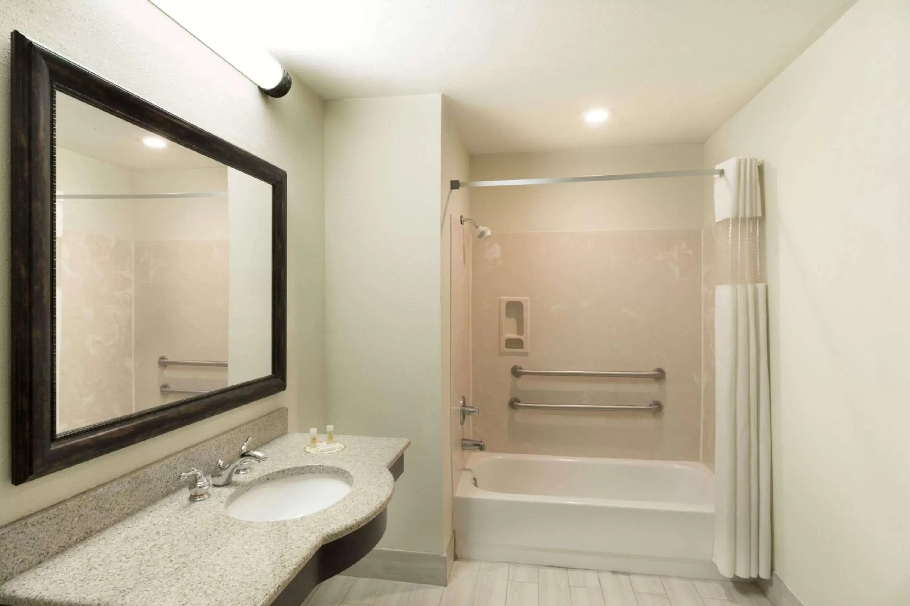 Photo of the whole room, Bathroom in Days Inn by Wyndham Hammond