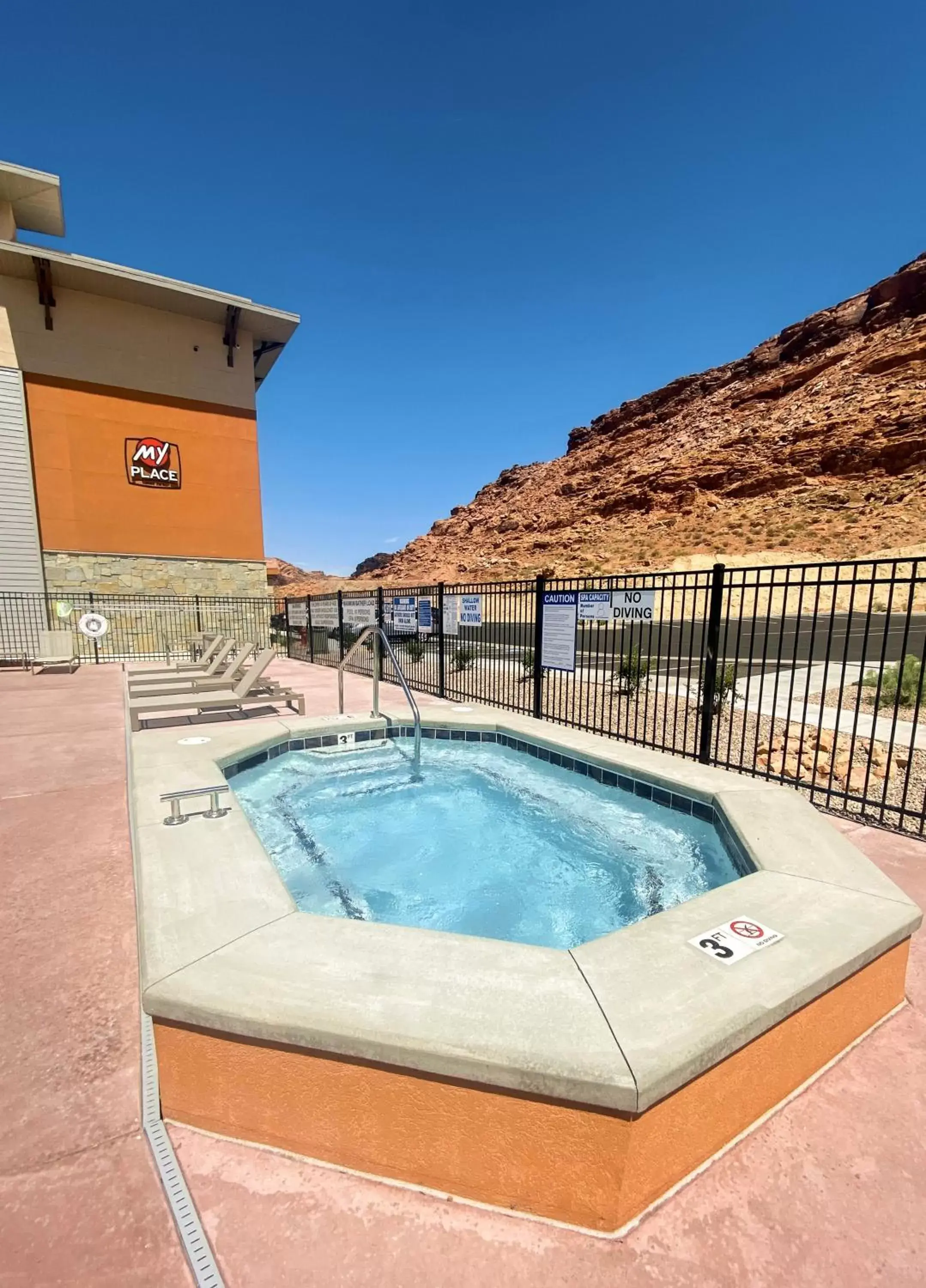 Hot Tub, Swimming Pool in My Place Hotel-Moab, UT