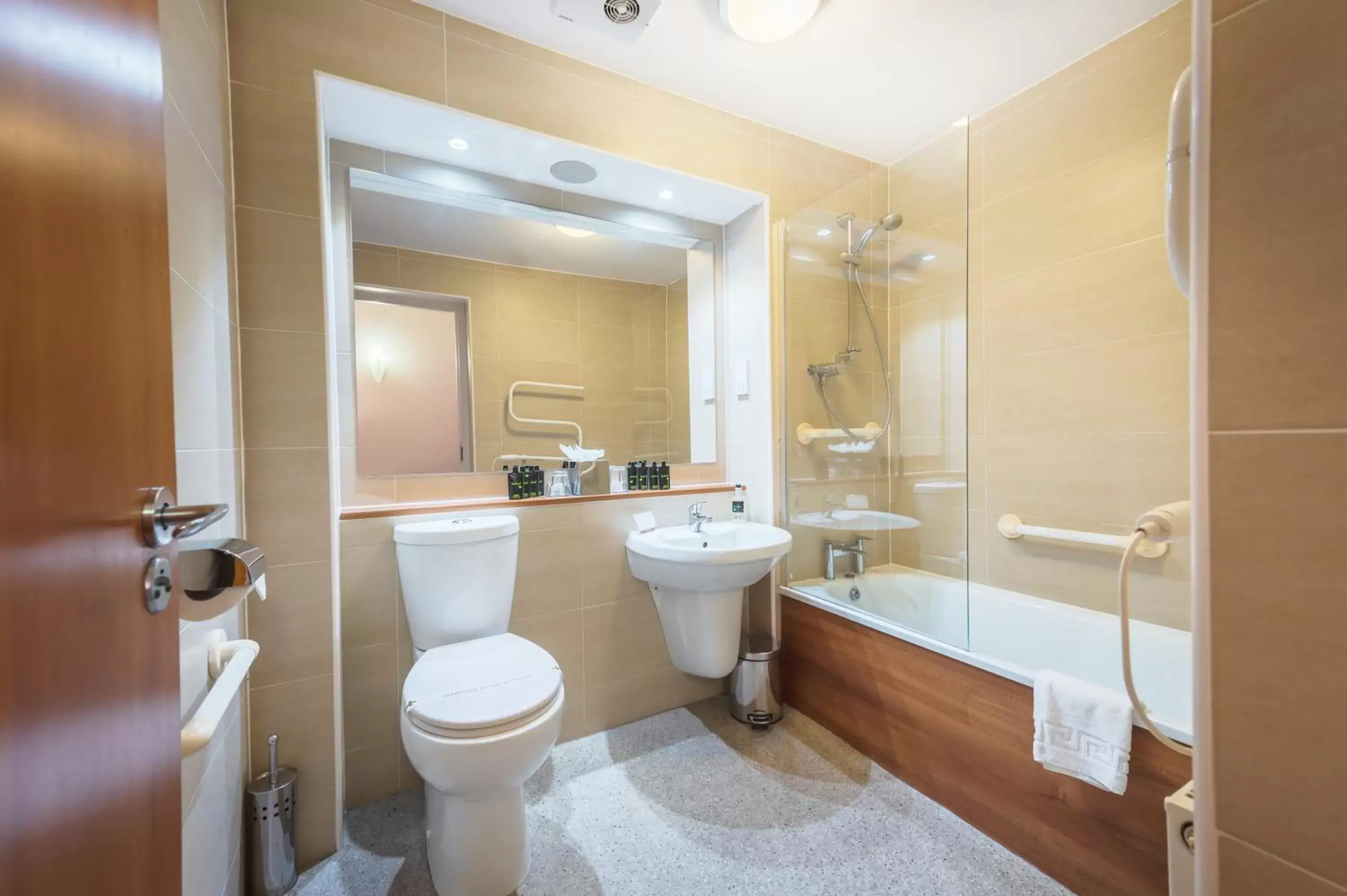 Bathroom in The Knight Residence by Mansley