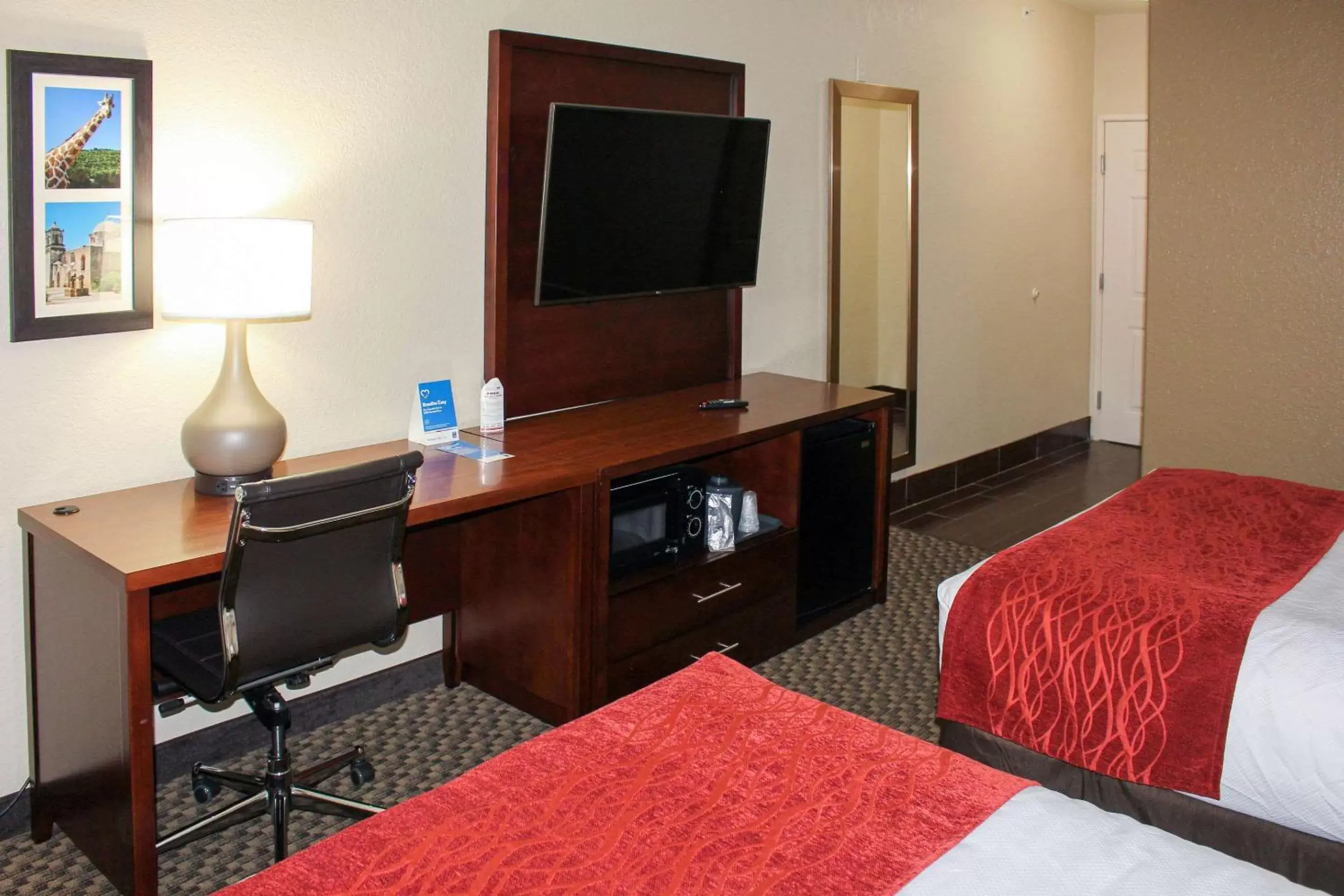 Photo of the whole room, TV/Entertainment Center in Comfort Inn & Suites Near Six Flags & Medical Center