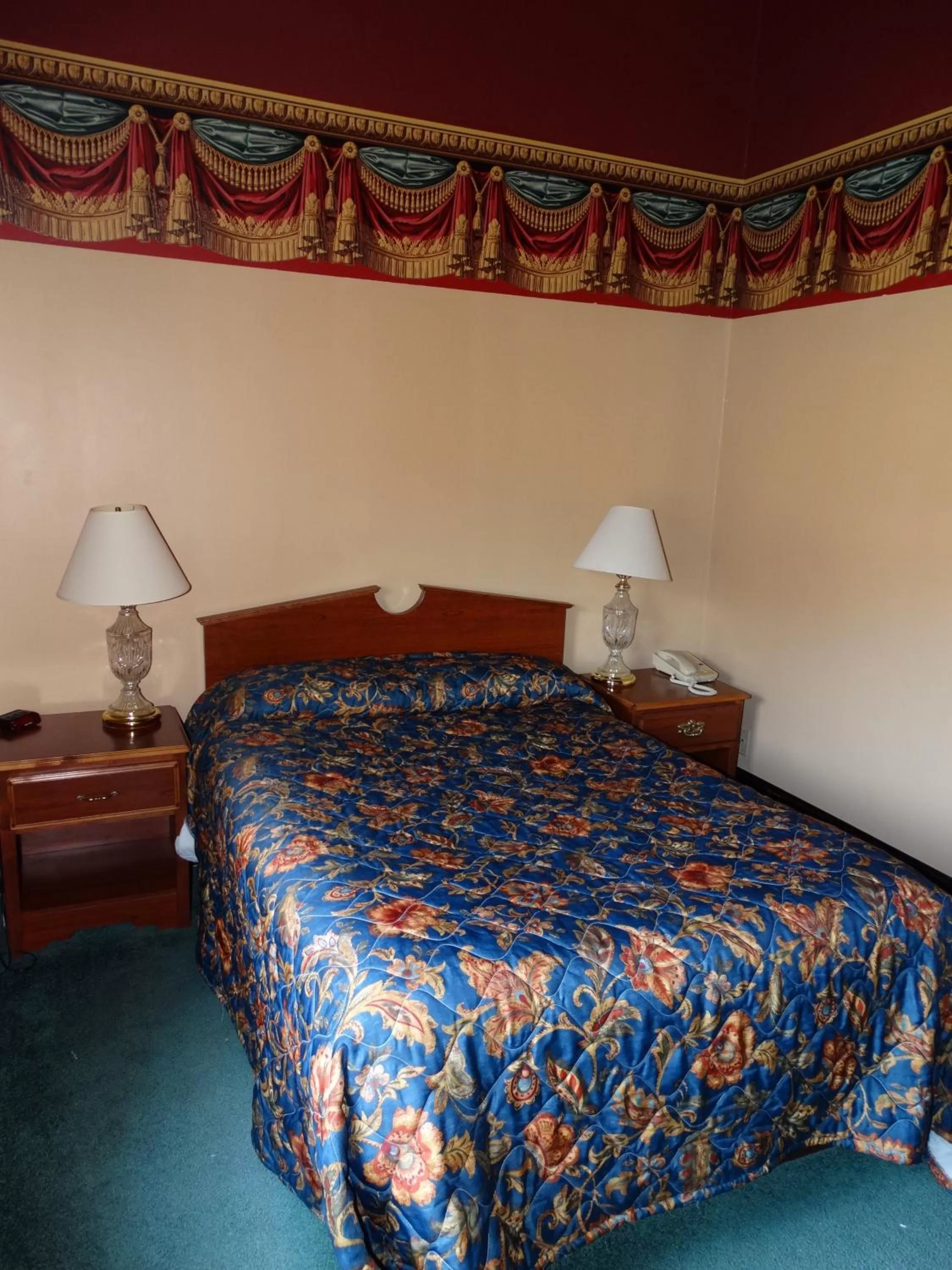 Bed in Historic Iron Horse Inn - Deadwood