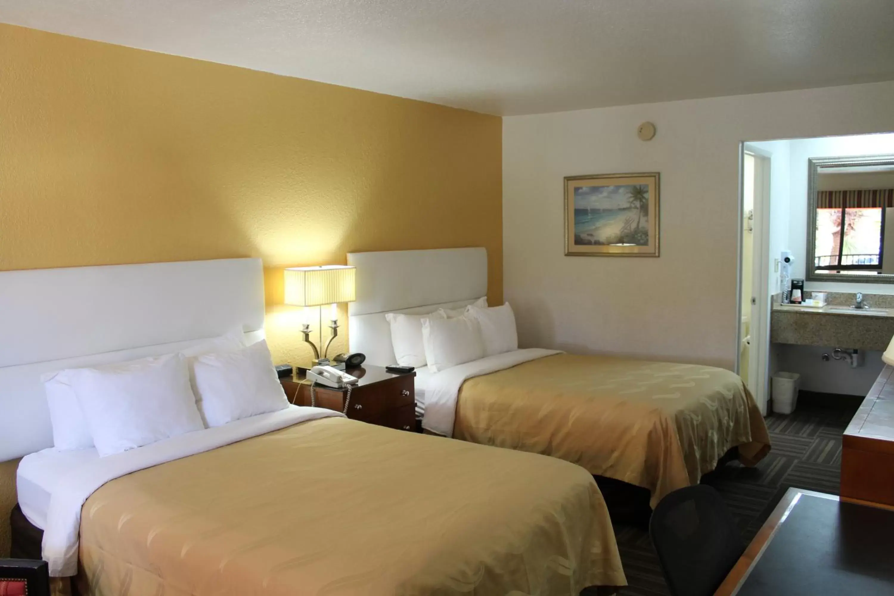 Bed in Quality Inn Florida City - Gateway to the Keys