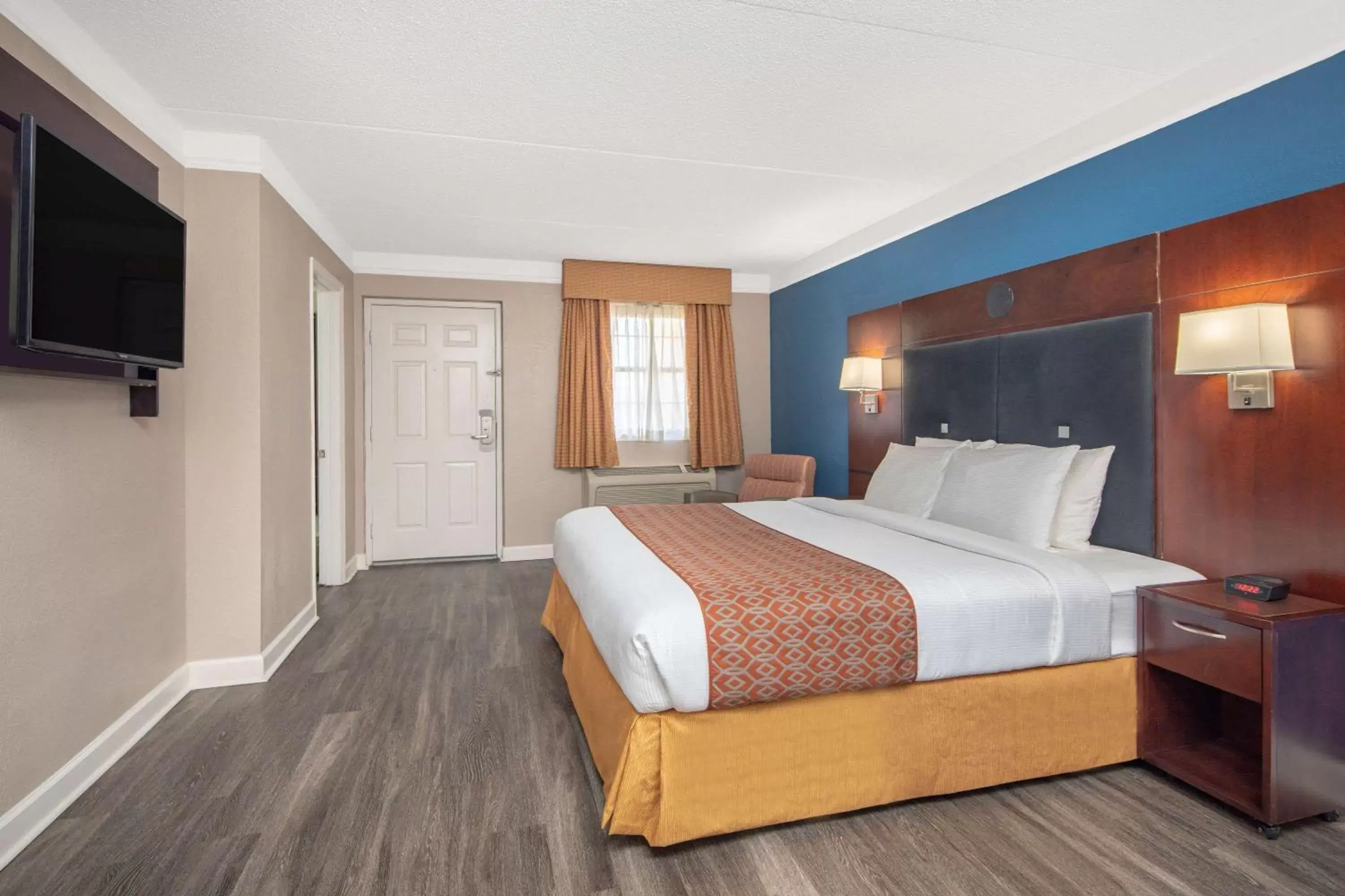 Photo of the whole room, Bed in Baymont by Wyndham Marietta/Atlanta North