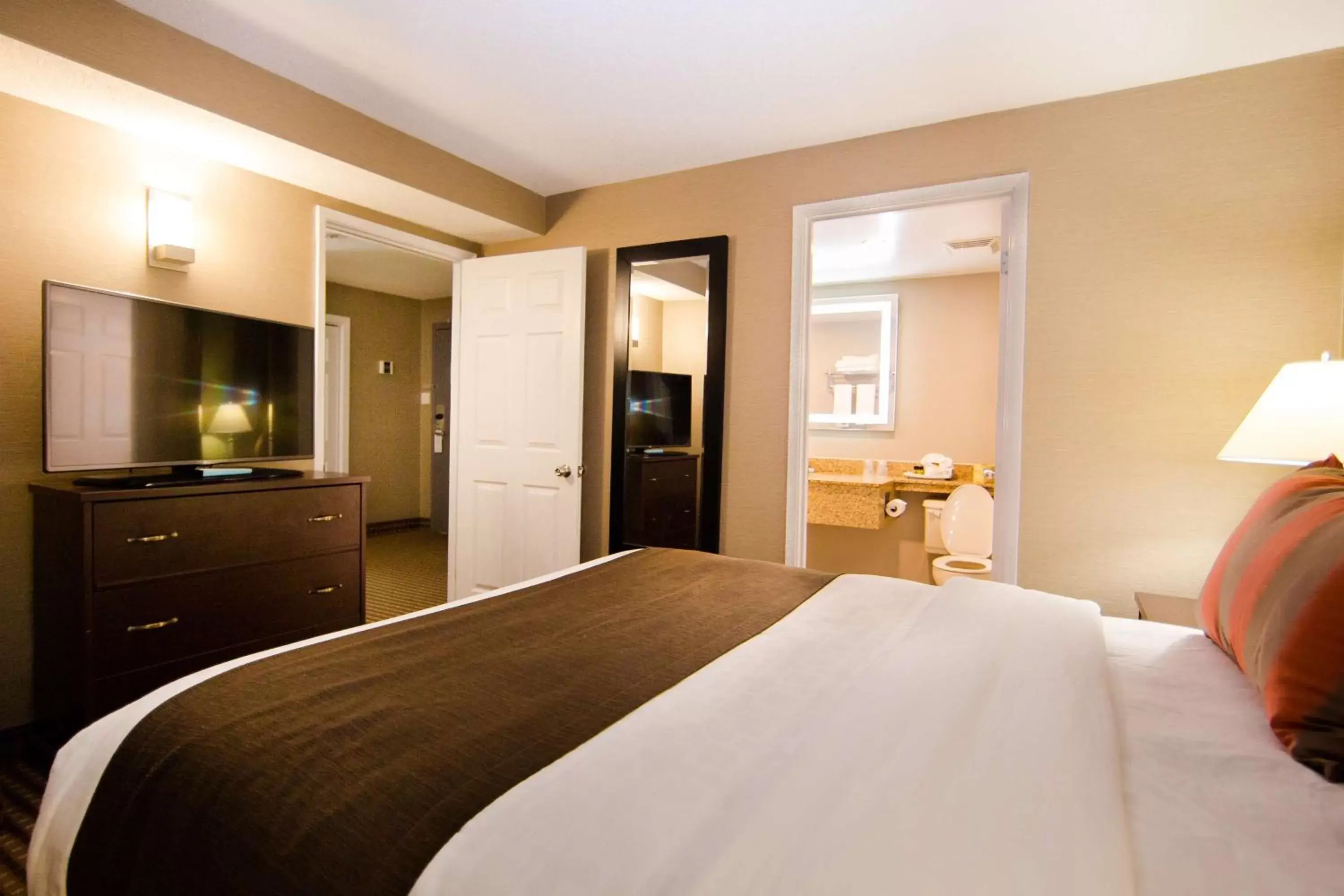 Photo of the whole room, Bed in Best Western Plus Ottawa Kanata Hotel and Conference Centre