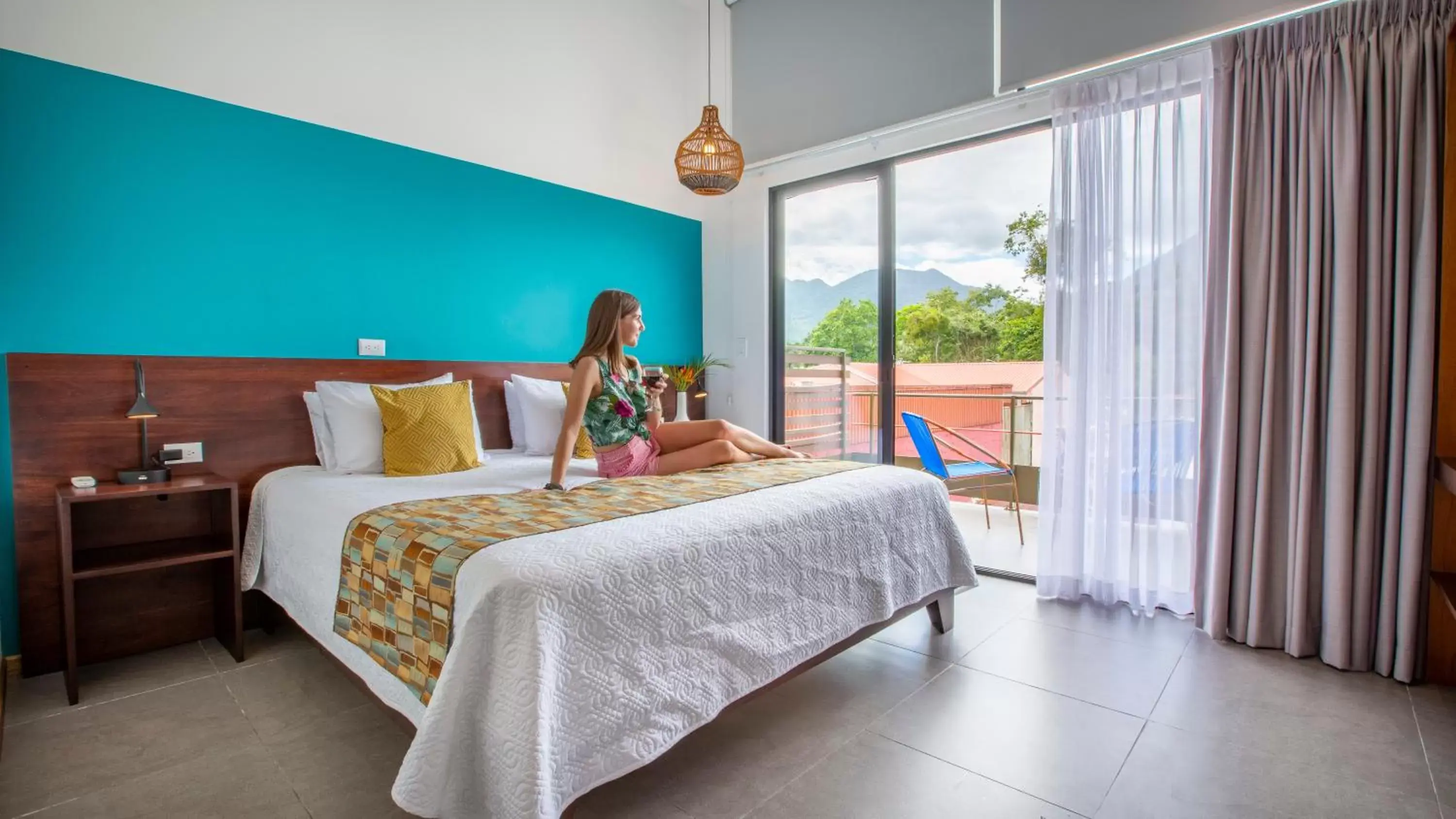 Bed in La Fortuna Lodge by Treebu Hotels