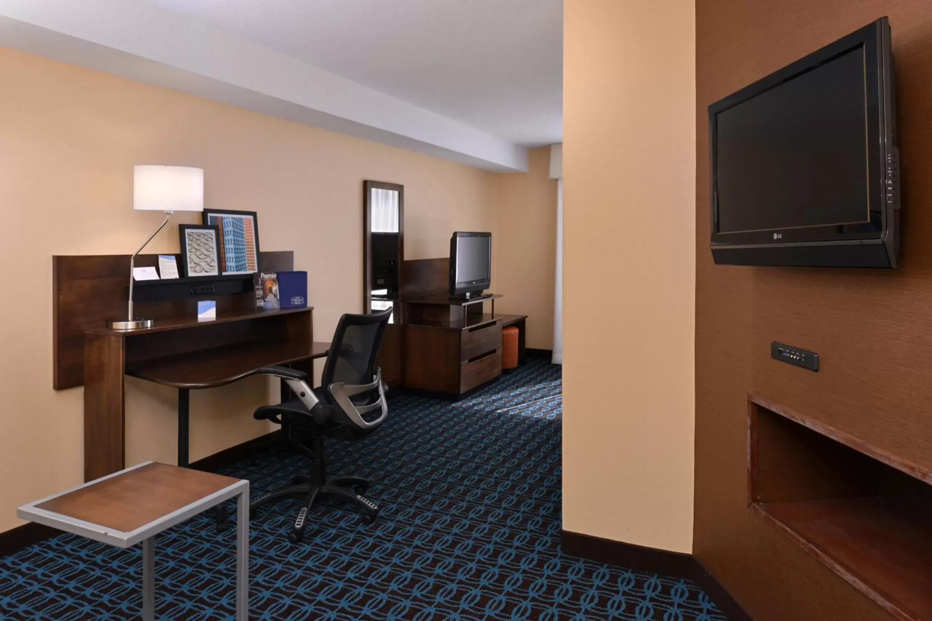 Bedroom, TV/Entertainment Center in Fairfield Inn and Suites by Marriott Dayton Troy
