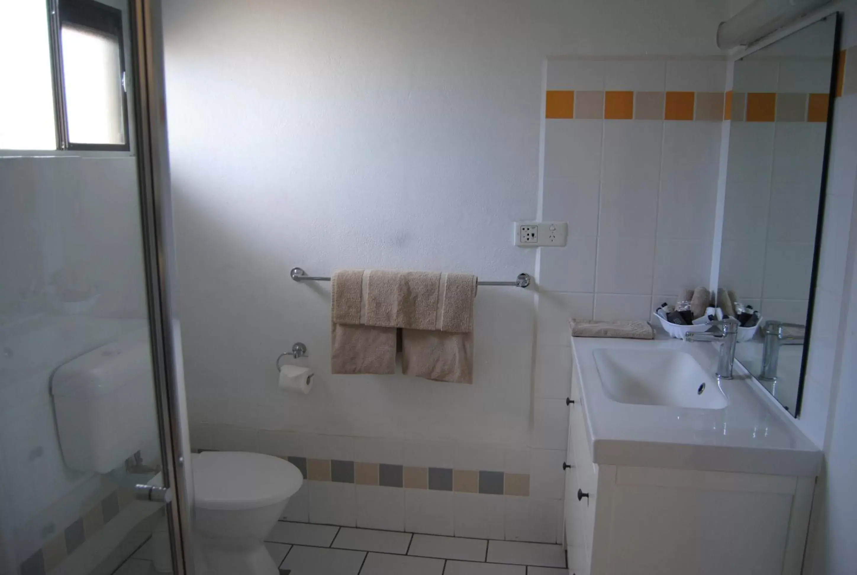 Shower, Bathroom in Airlie House Motor Inn