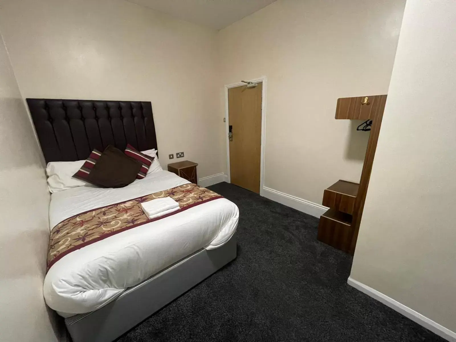 Standard Double Room in Gainsborough Hotel