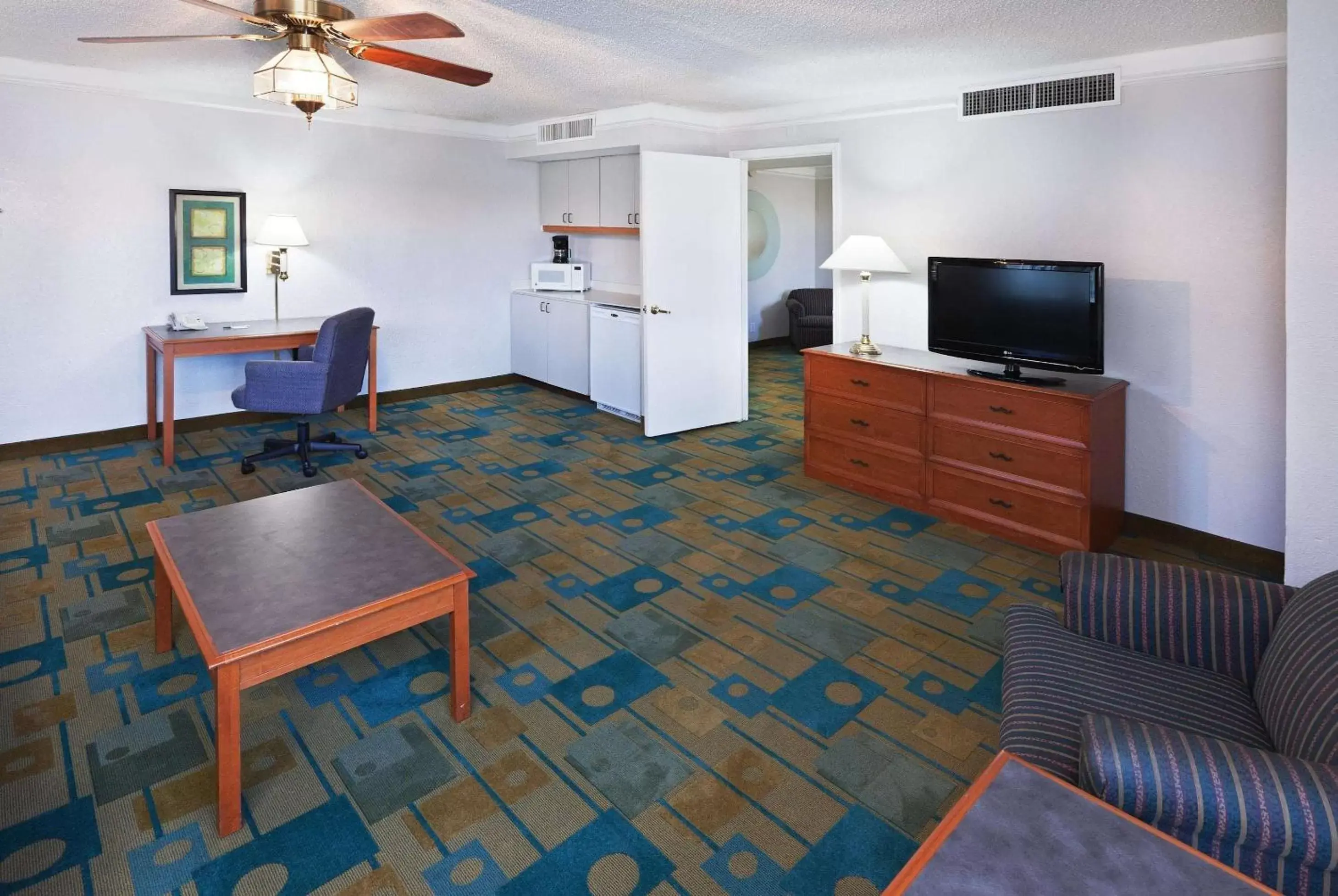 Photo of the whole room, TV/Entertainment Center in La Quinta Inn by Wyndham Austin Oltorf