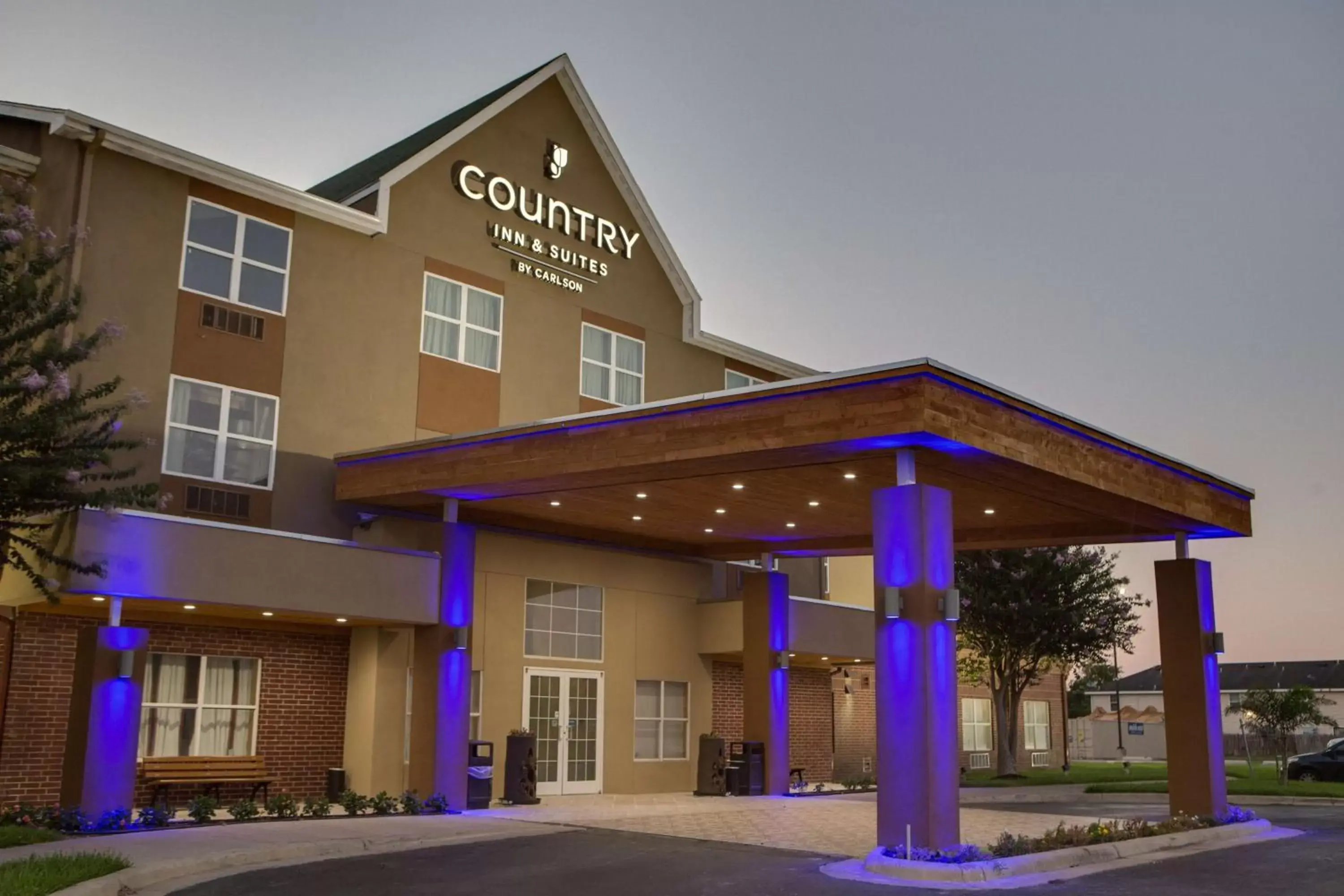 Property Building in Country Inn & Suites by Radisson, Harlingen, TX