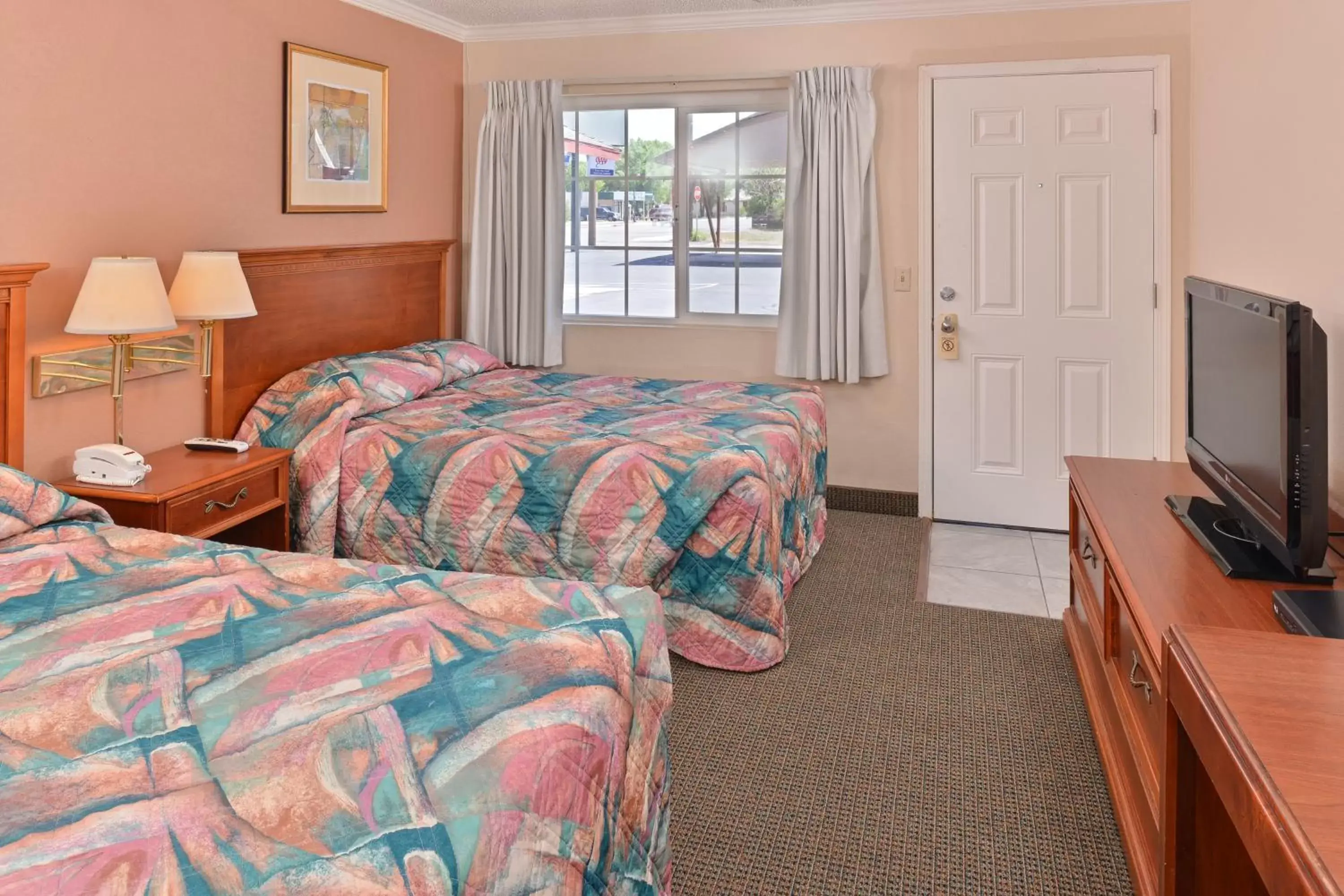 Bedroom, Bed in Golden Eagle Motel
