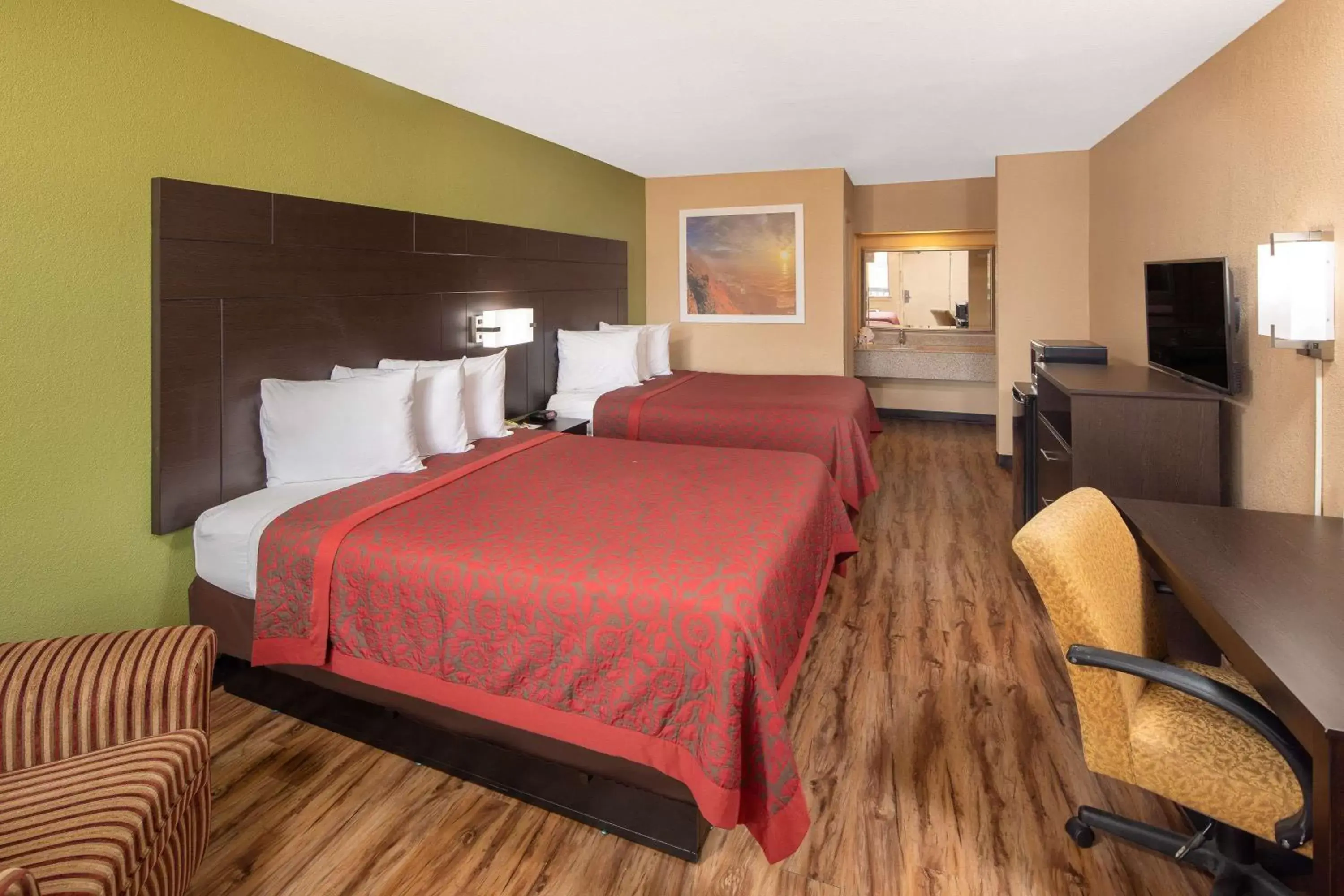 Photo of the whole room, Bed in Days Inn by Wyndham Tupelo