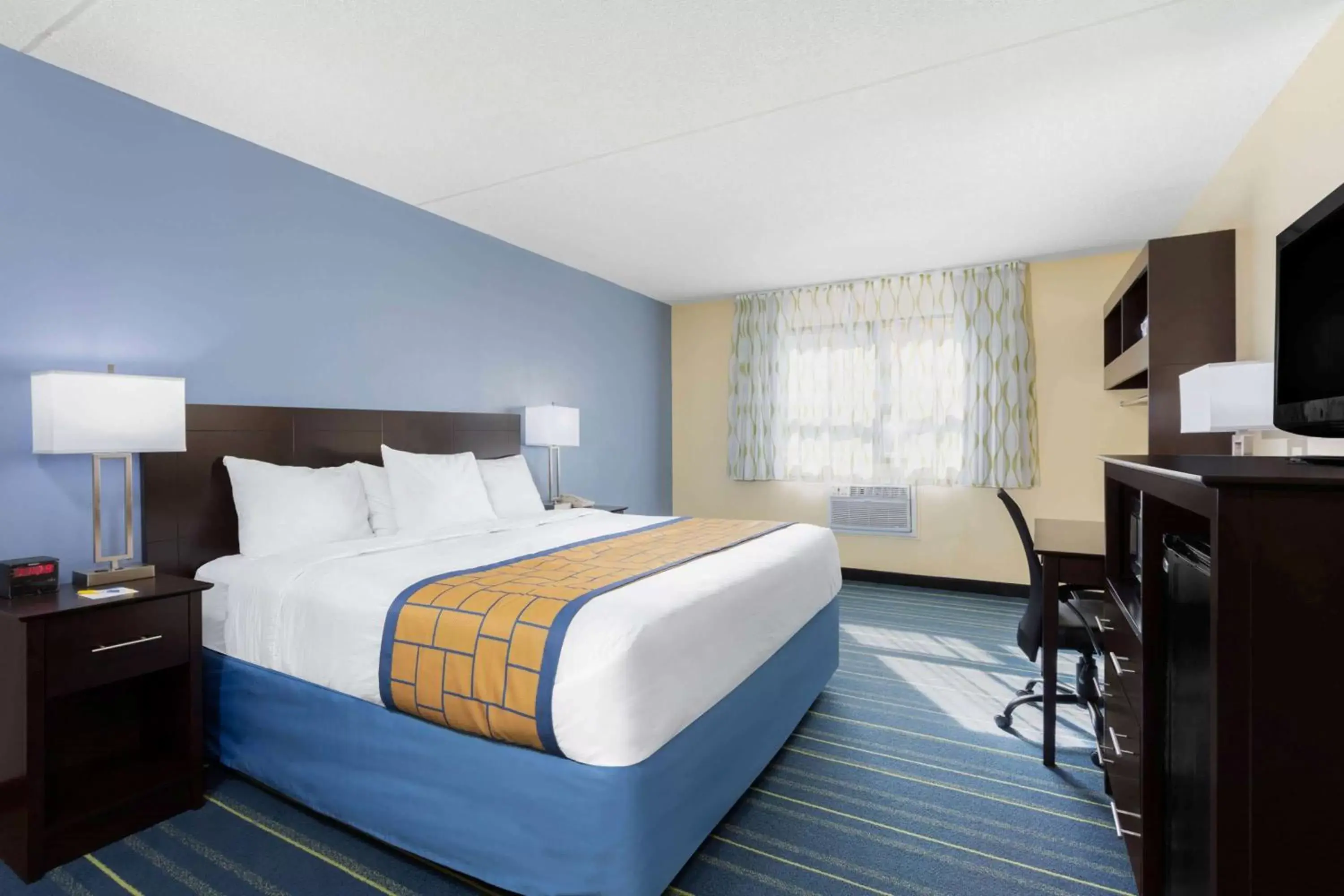 Photo of the whole room, Bed in Days Inn by Wyndham Augusta