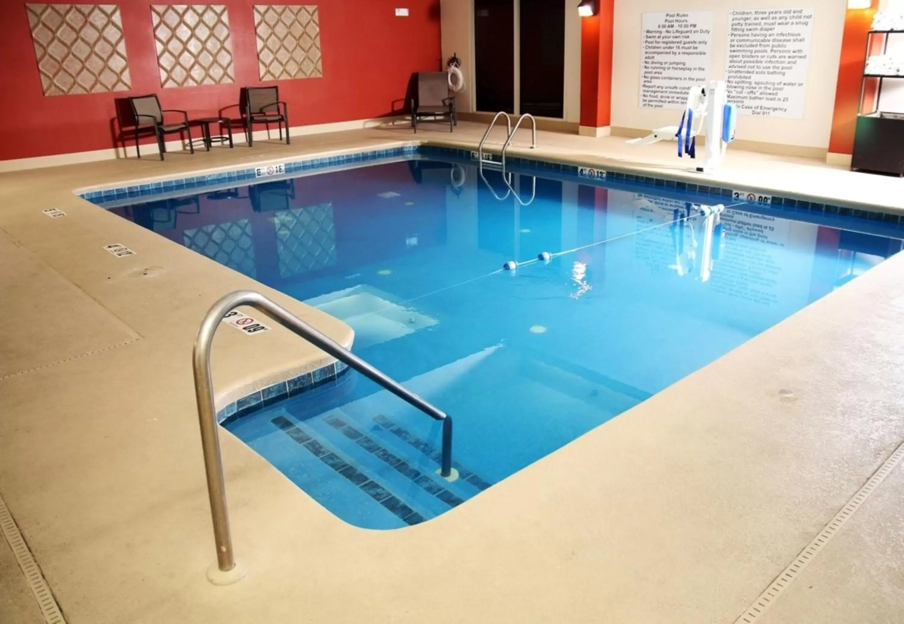 Swimming pool in Holiday Inn Express Tifton by IHG Swimming pool in Holiday Inn Express Tifton by IHG