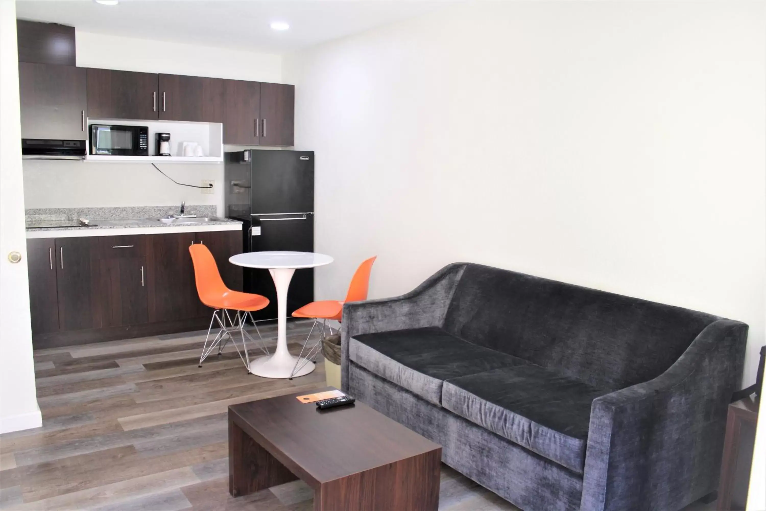 Kitchen or kitchenette, Seating Area in Howard Johnson by Wyndham Chula Vista/San Diego Suite Hotel