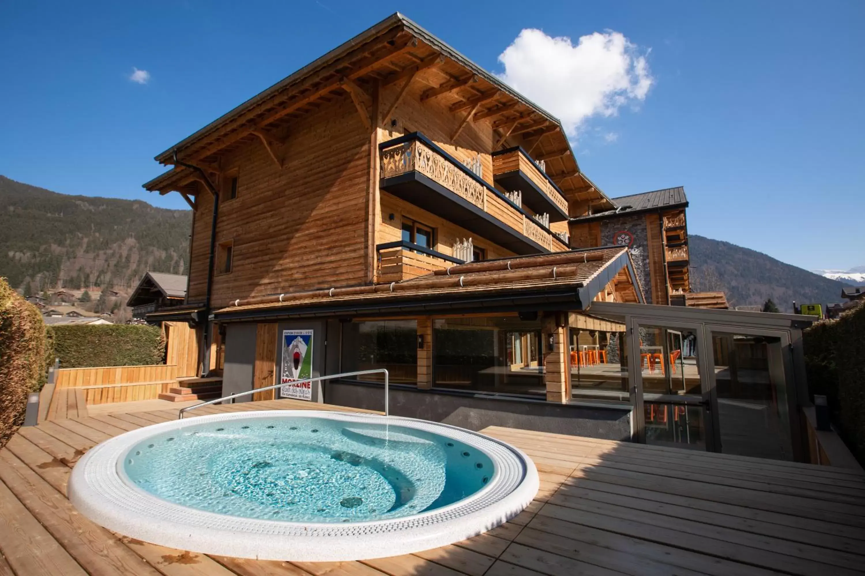 Hot Tub, Property Building in Hôtel Névé