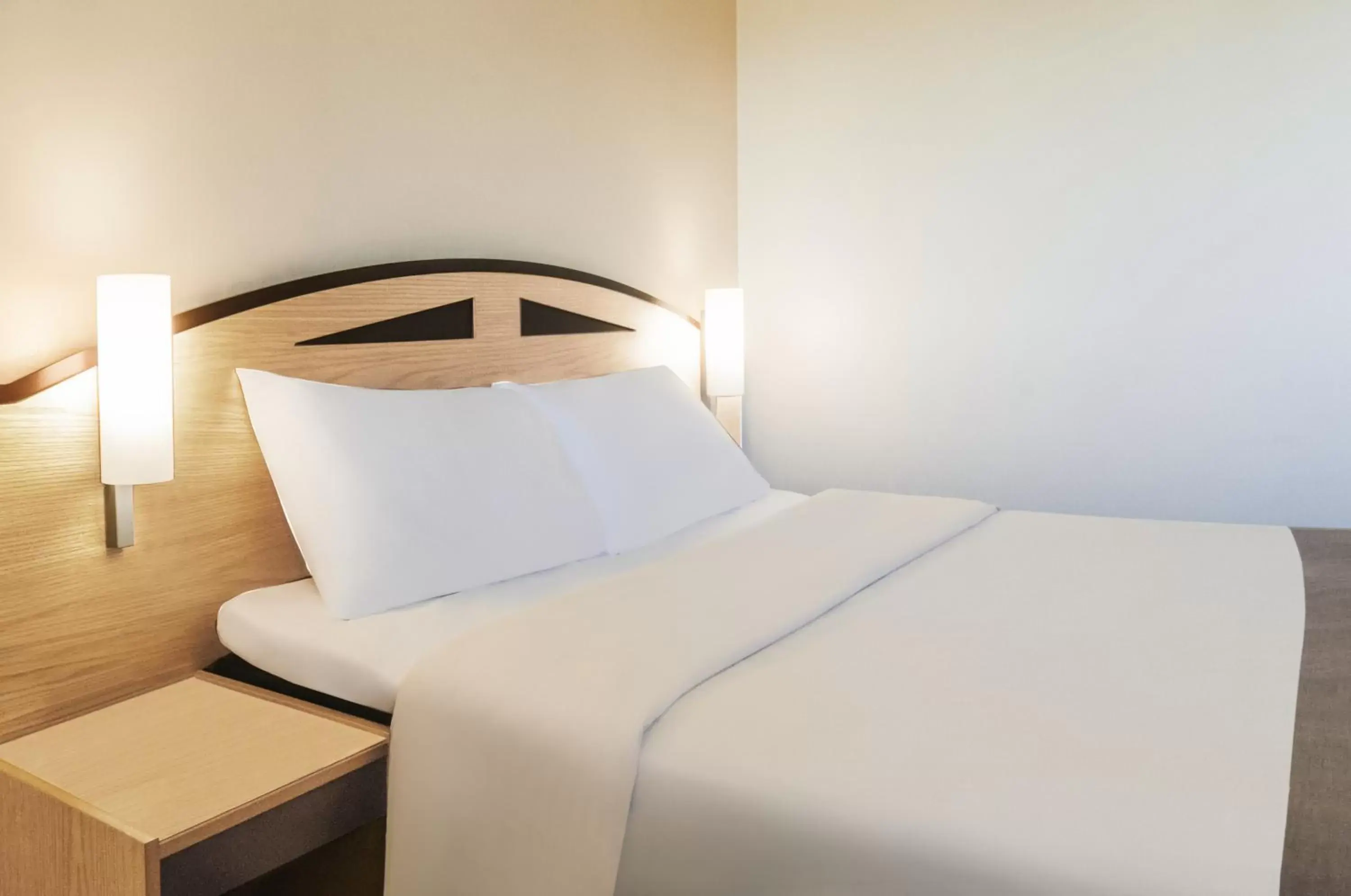 Photo of the whole room, Bed in ibis Chesterfield Centre – Market Town