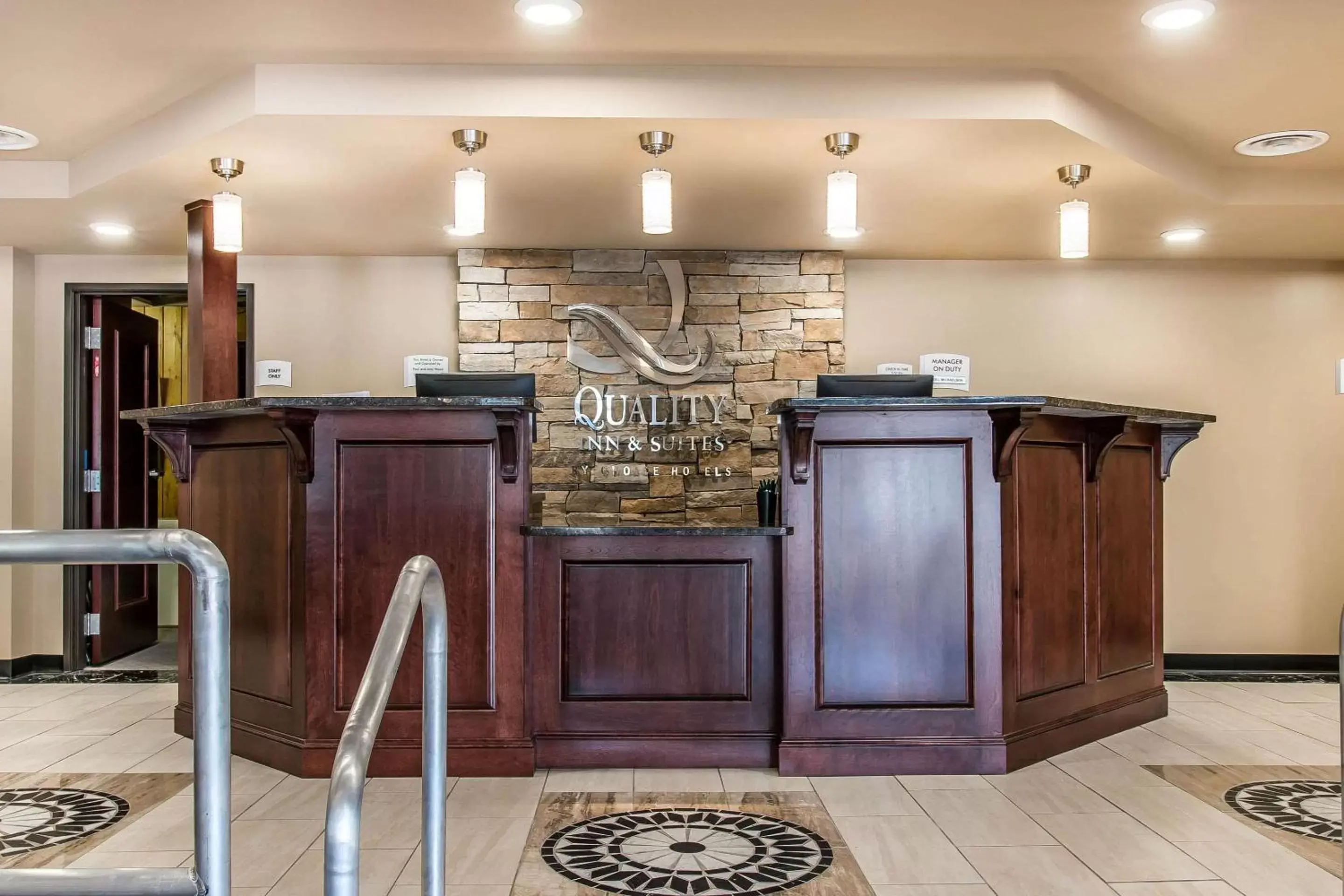 Lobby or reception, Kitchen/Kitchenette in Quality Inn & Suites Houghton