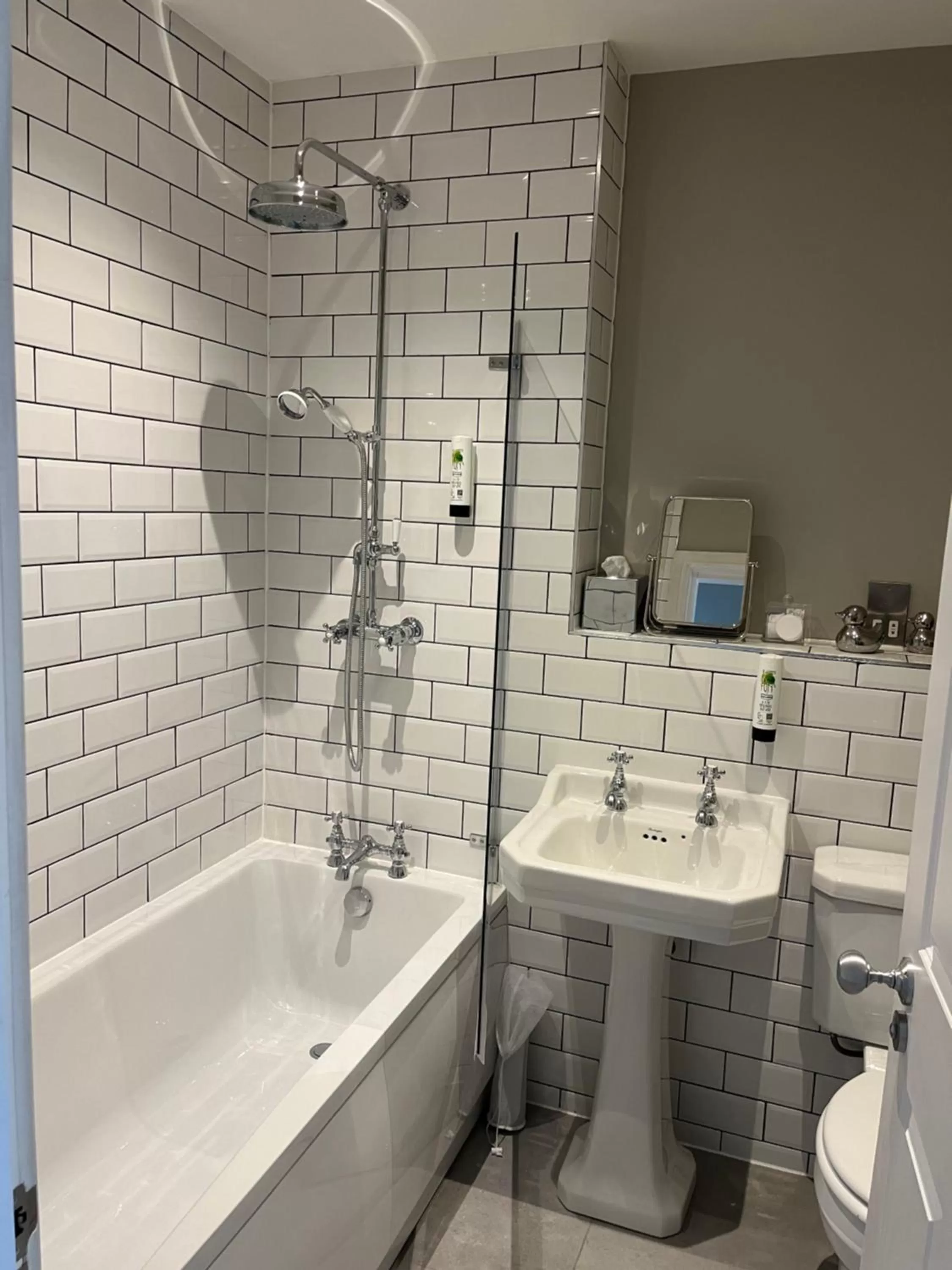 Shower in Crown and Cushion Appleby