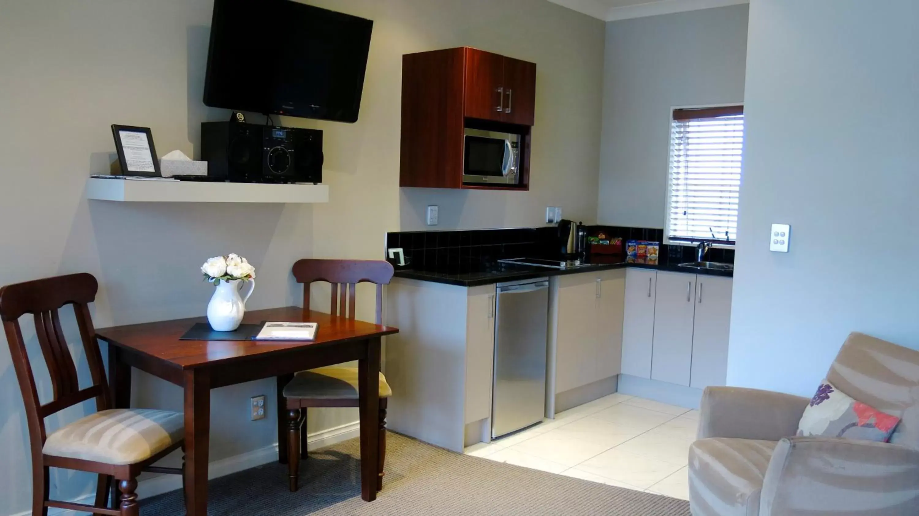 Kitchen or kitchenette, Kitchen/Kitchenette in Merivale Manor