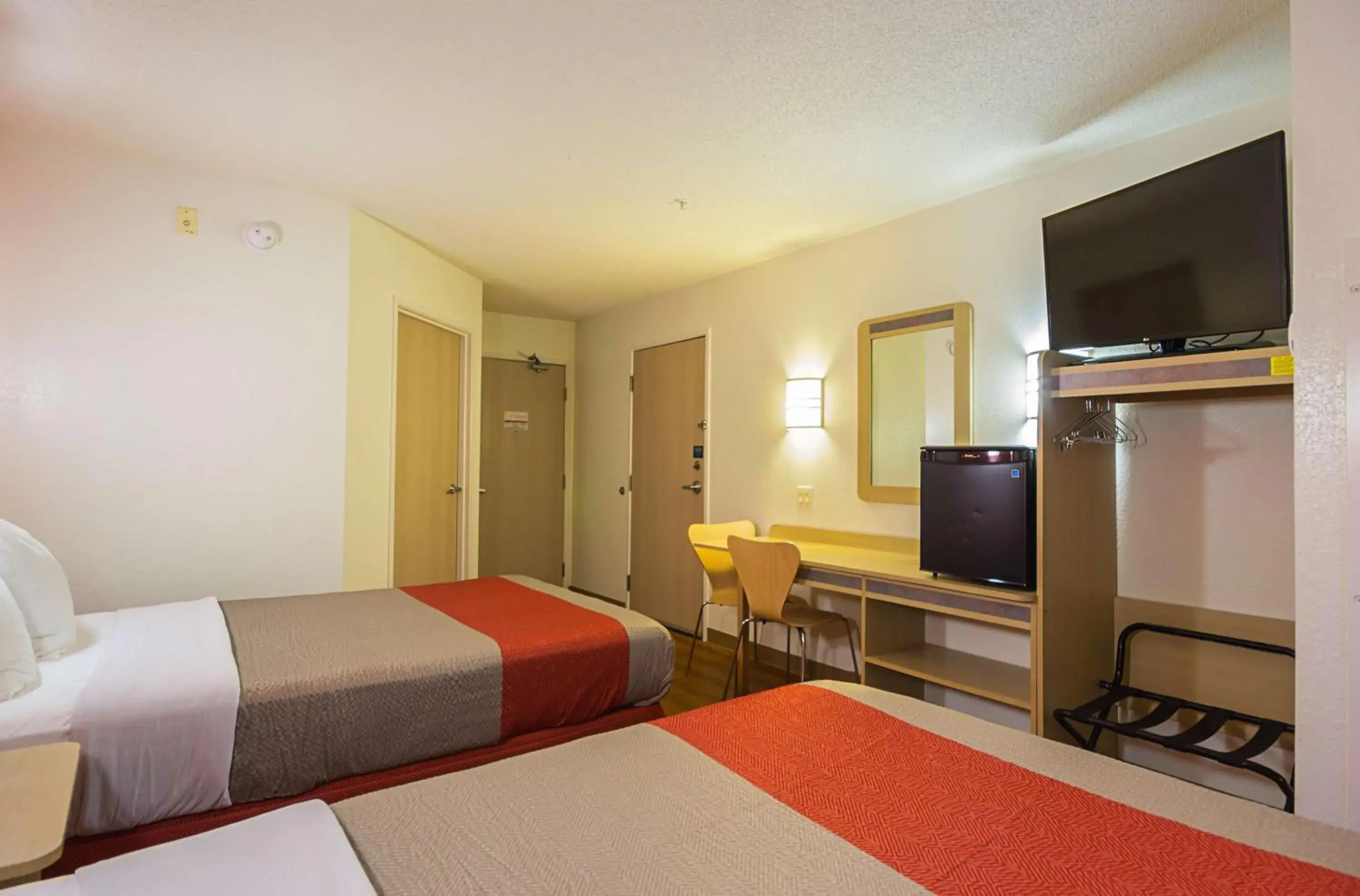 TV and multimedia, Room Photo in Motel 6-Whitby, ON - Toronto East