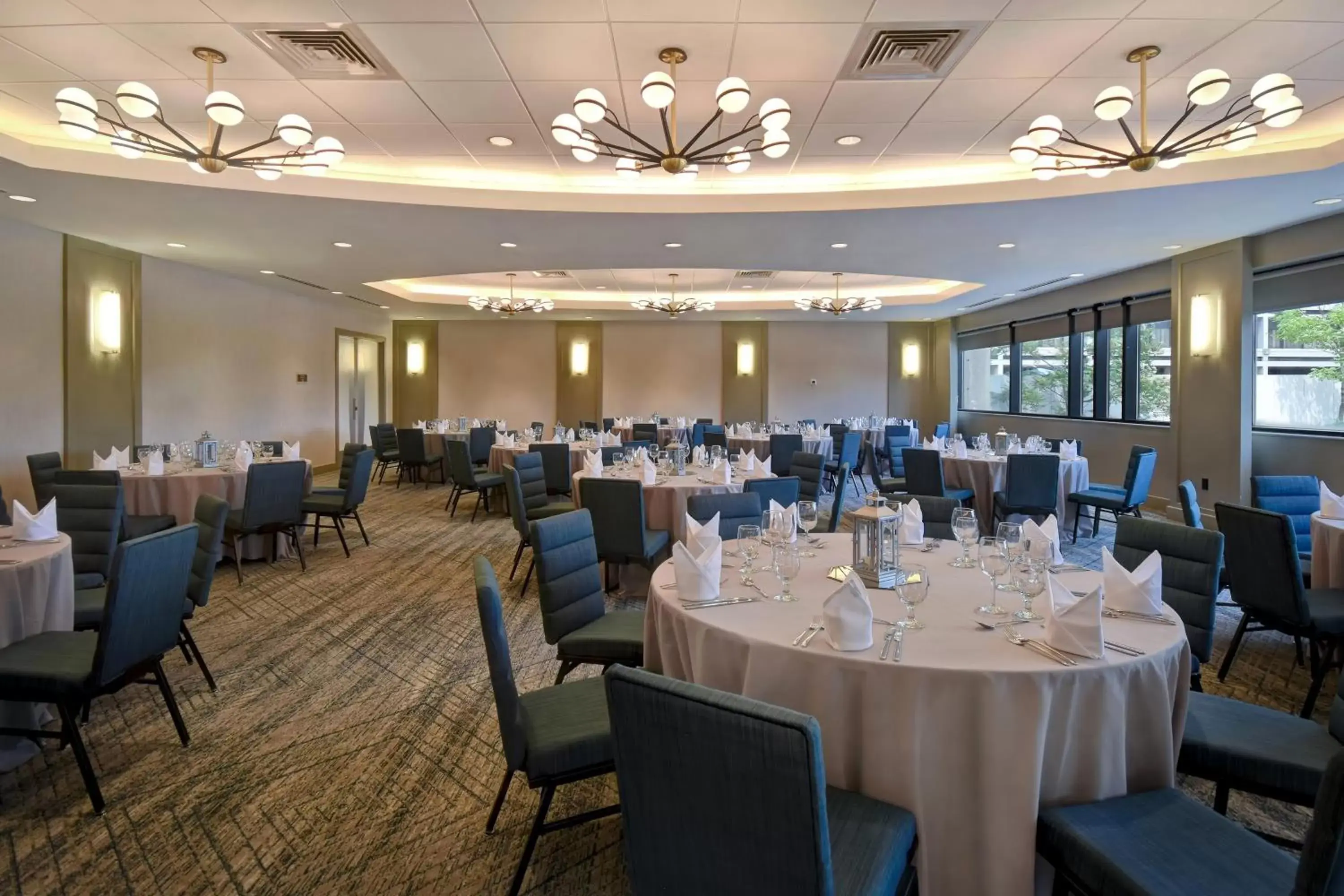 Meeting/conference room, Restaurant/Places to Eat in Four Points by Sheraton Boston Newton