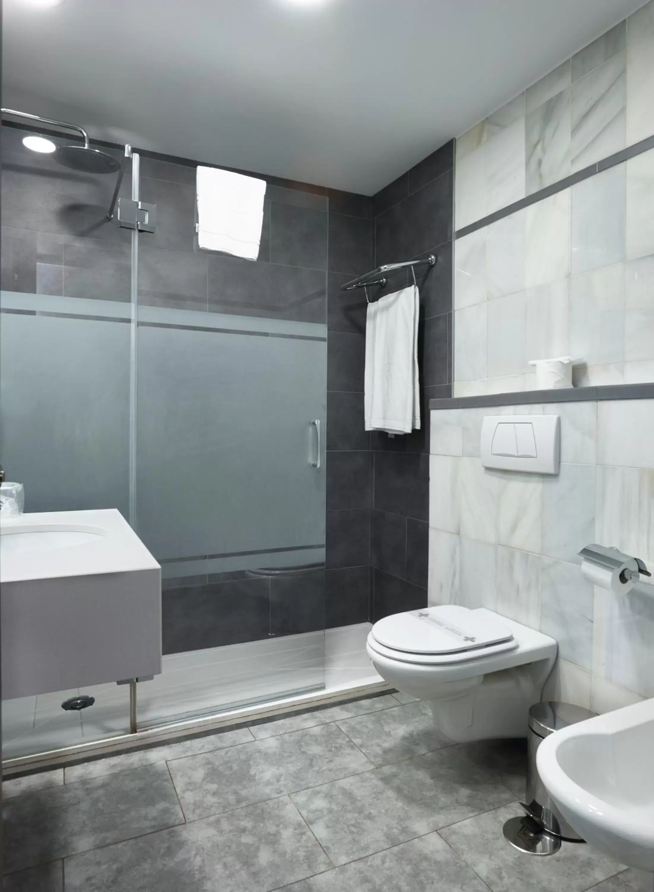 Shower, Bathroom in Hotel Maestranza