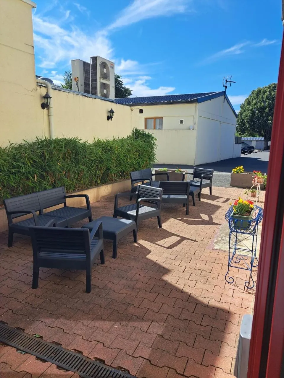 Patio in Logis hôtel Au Relais Nivernais