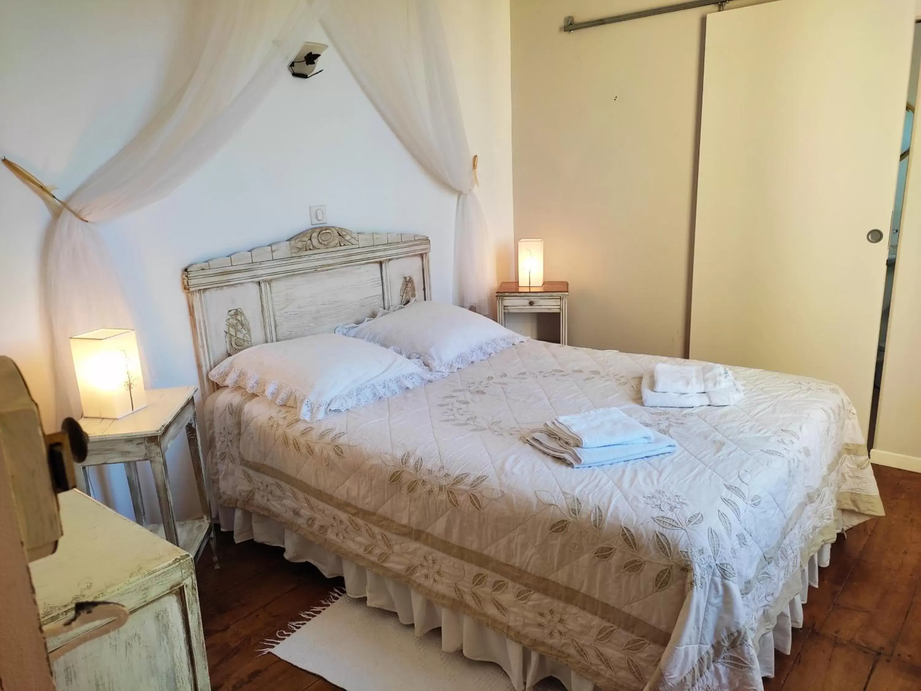 Bedroom, Bed in Les Angelots