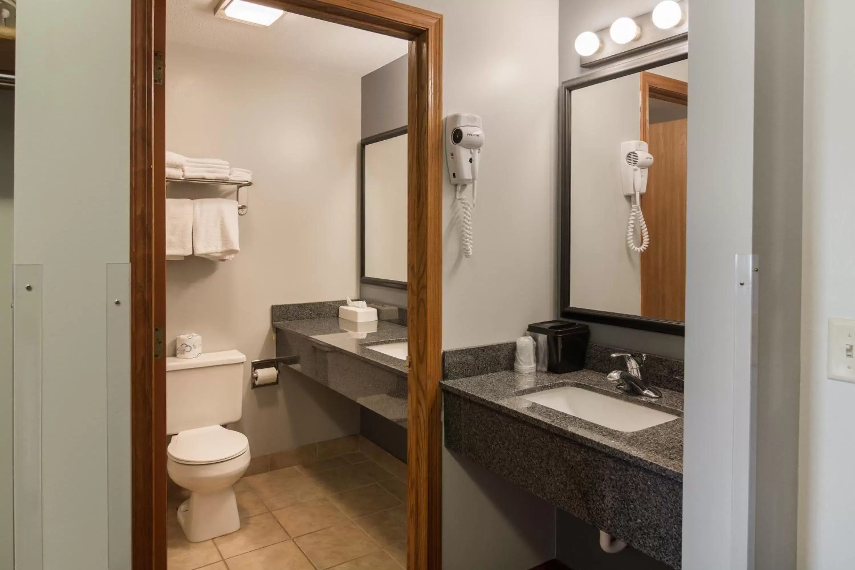 Toilet, Bathroom in Boarders Inn & Suites by Cobblestone Hotels - Superior/Duluth