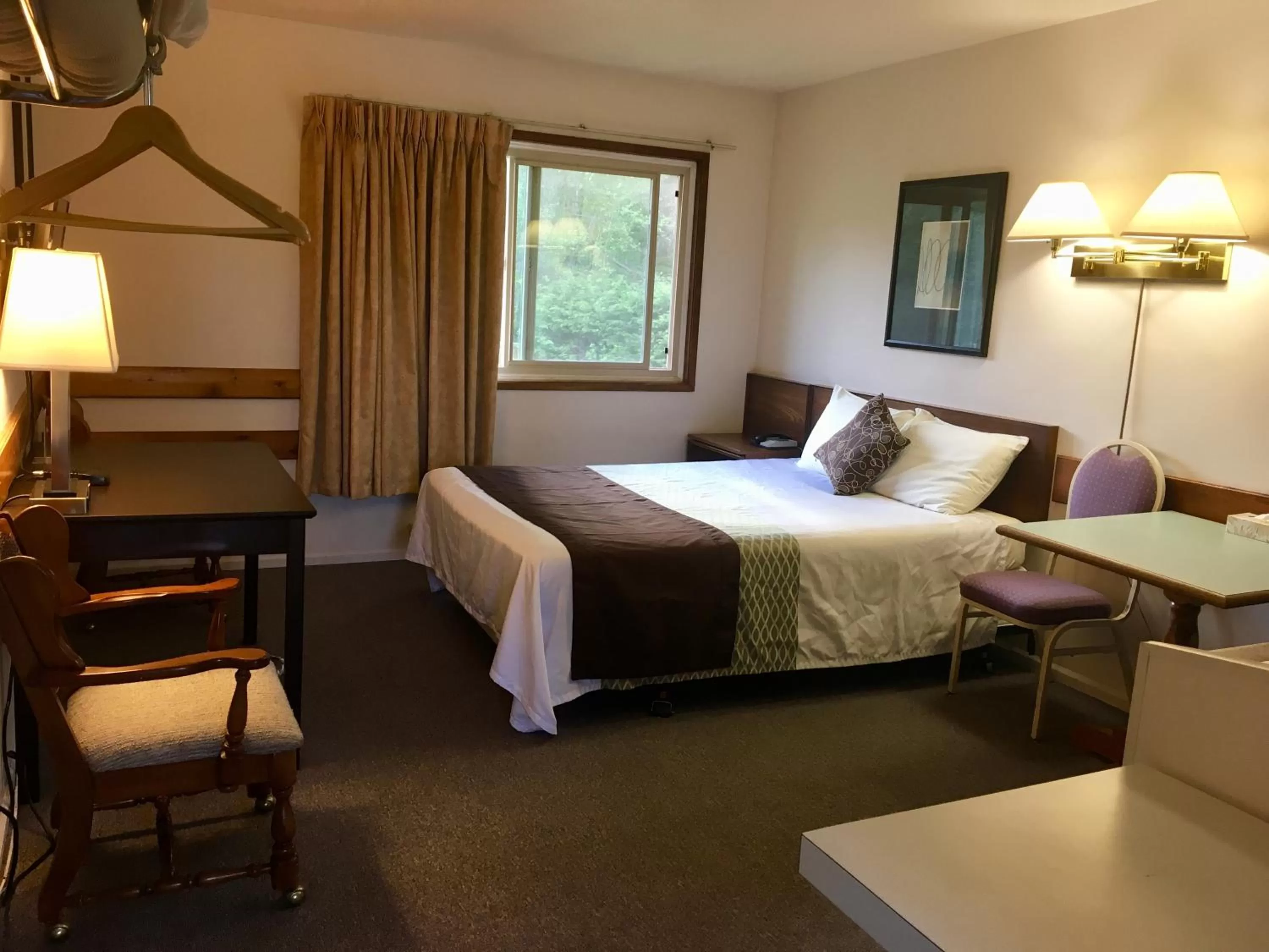 Bed in Fuller Lake Chemainus Motel