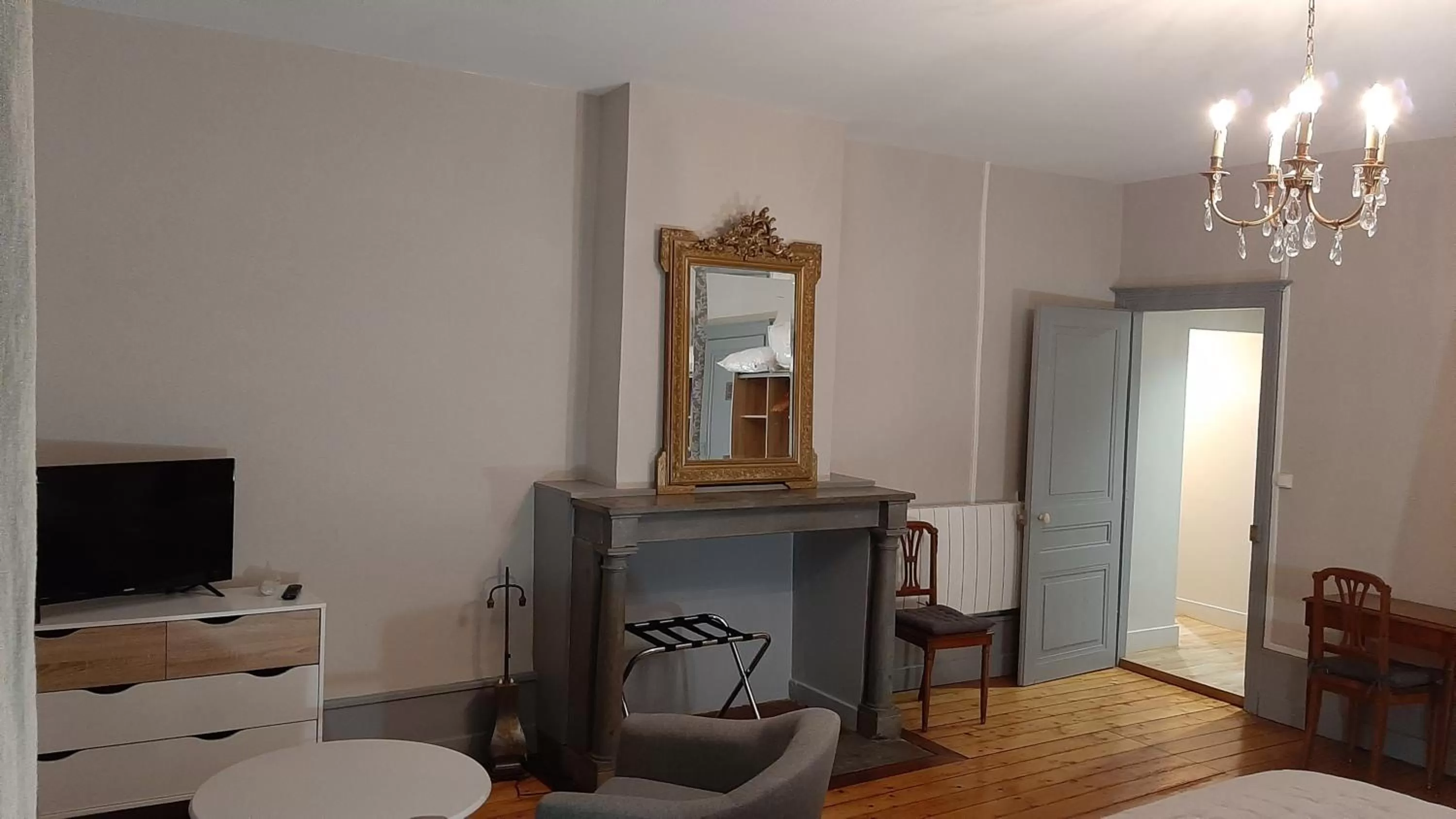 Decorative detail in La Levriere d'Arc les Gray Chambre D'hotes