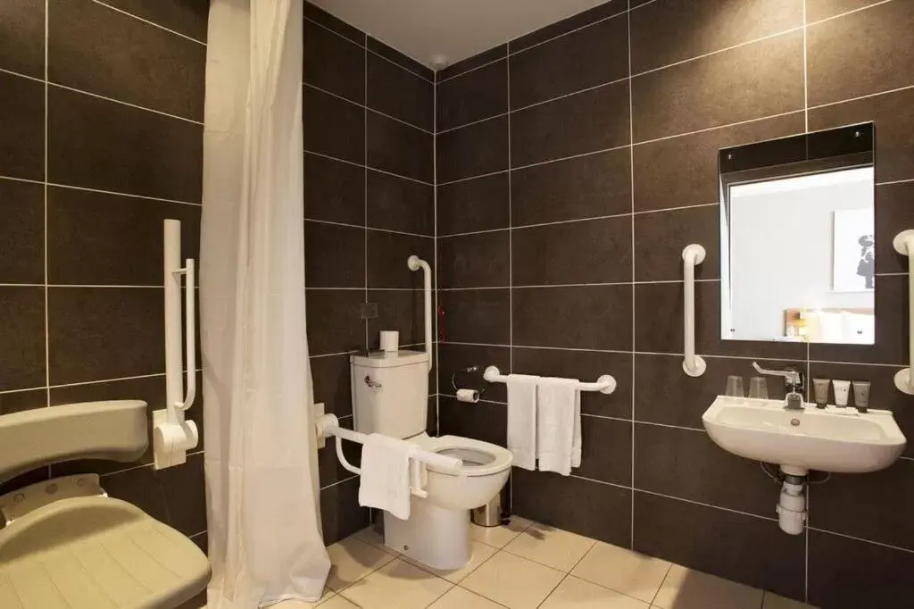Bathroom in Britannia Study Hotel