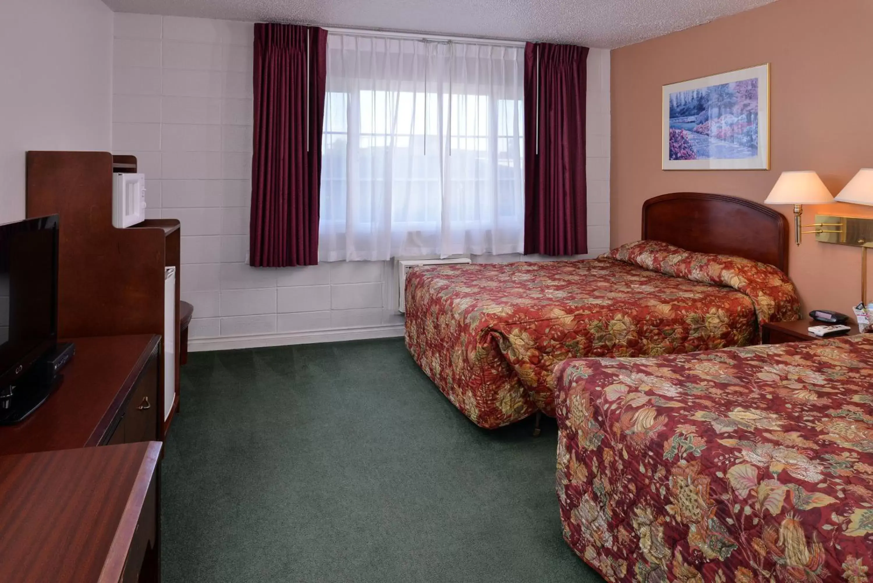 Photo of the whole room, Bed in Maverick Motel