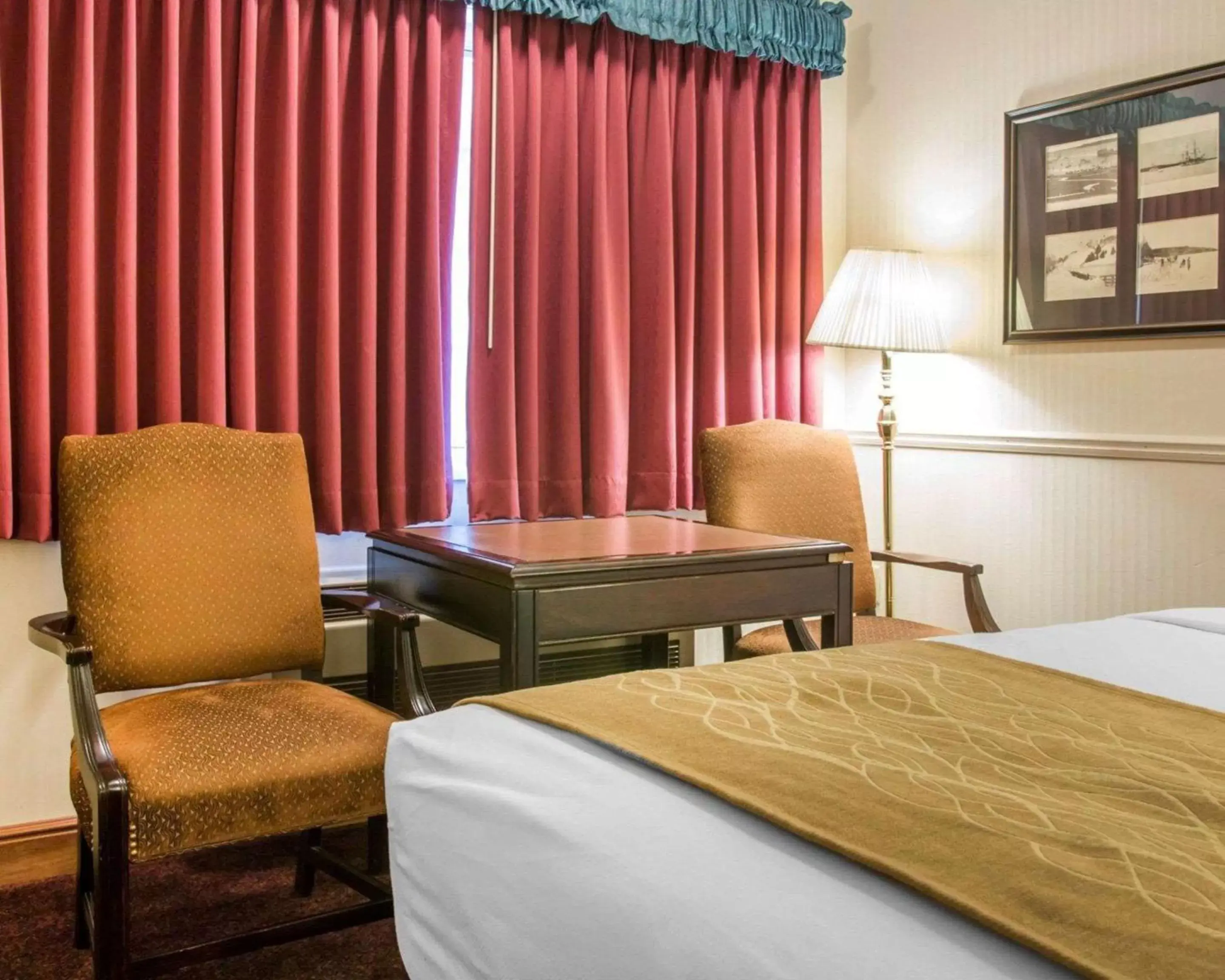 Photo of the whole room, Seating Area in Comfort Inn Lakeside - Mackinaw City