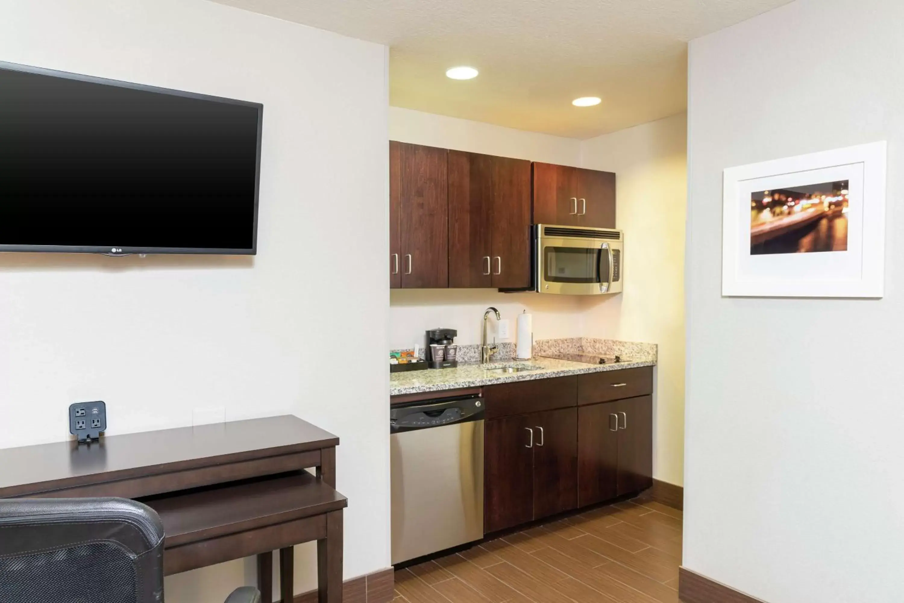 Bedroom, Kitchen/Kitchenette in Homewood Suites by Hilton Columbus/Polaris