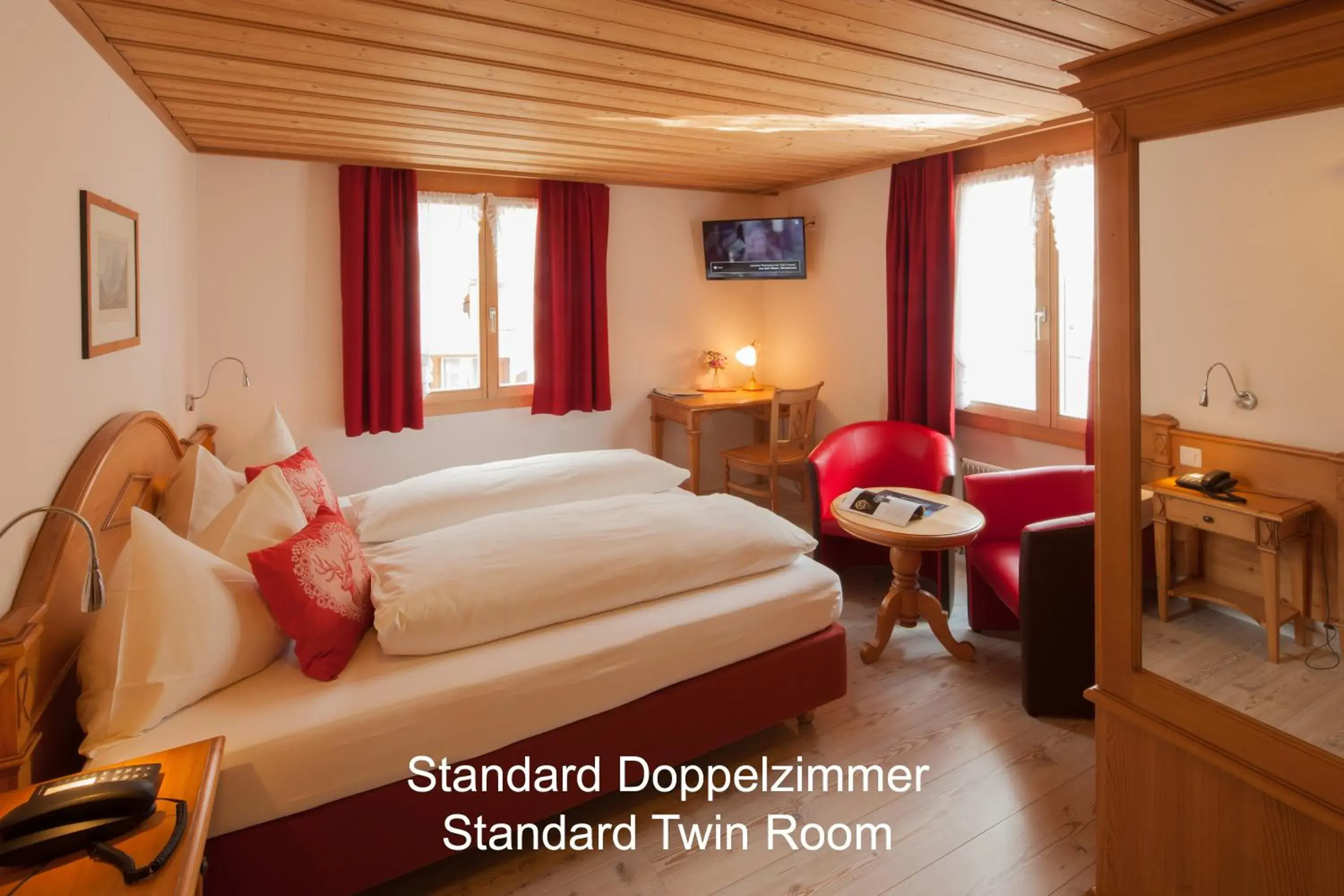 Living room, Bed in Hotel Hirschen - Grindelwald