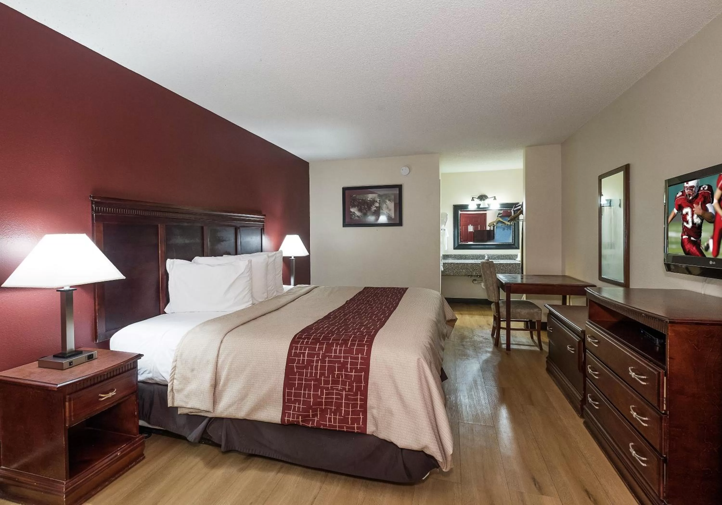 Photo of the whole room, Bed in Red Roof Inn Chipley