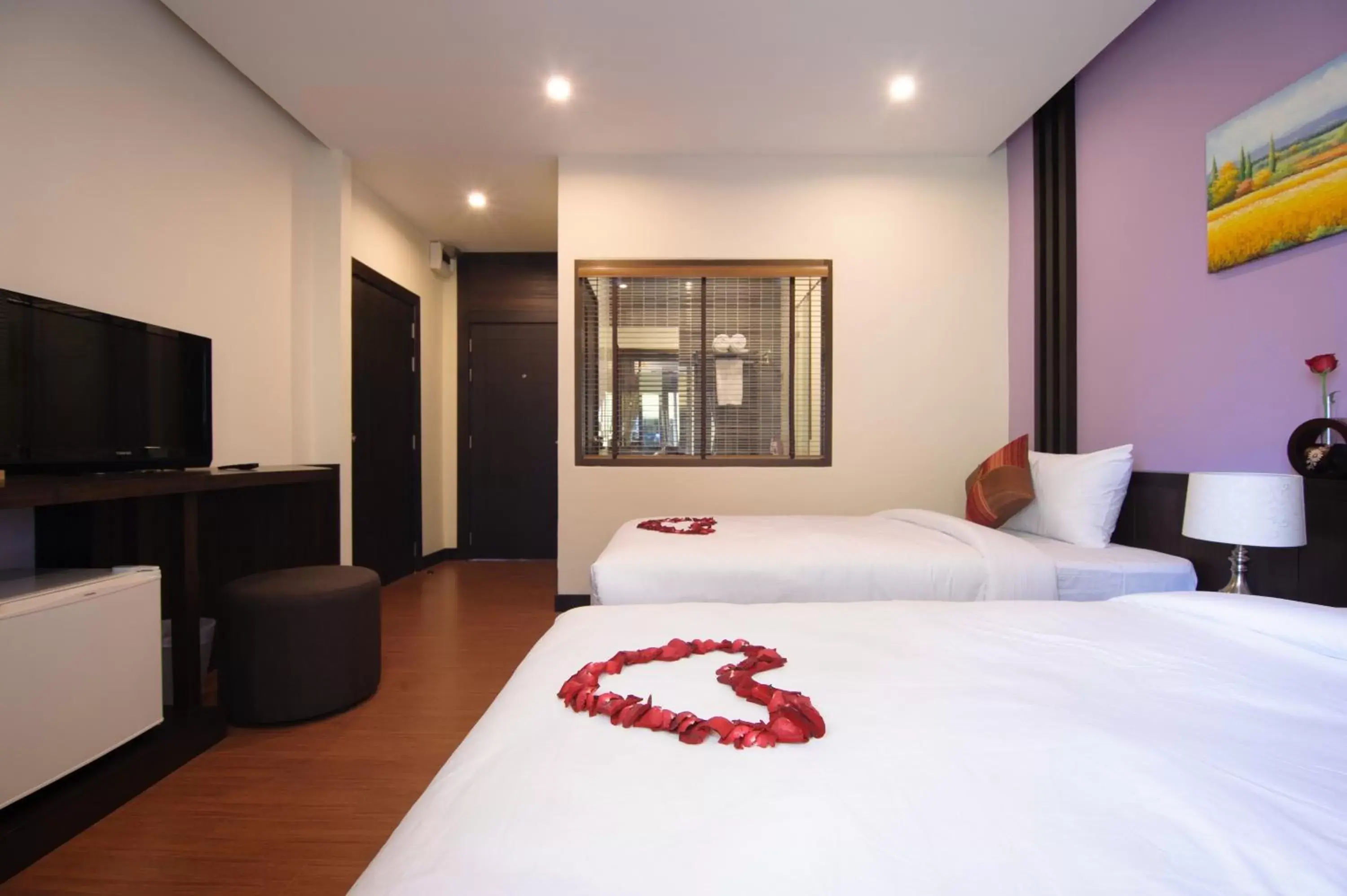 Photo of the whole room, Bed in Tara Place Hotel Bangkok