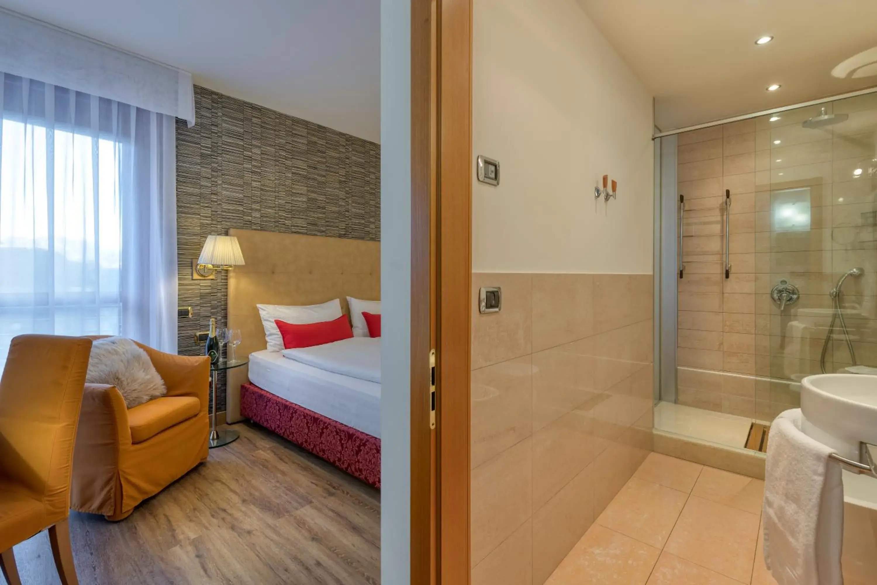 Bathroom, Bed in Hotel Sporting Trento