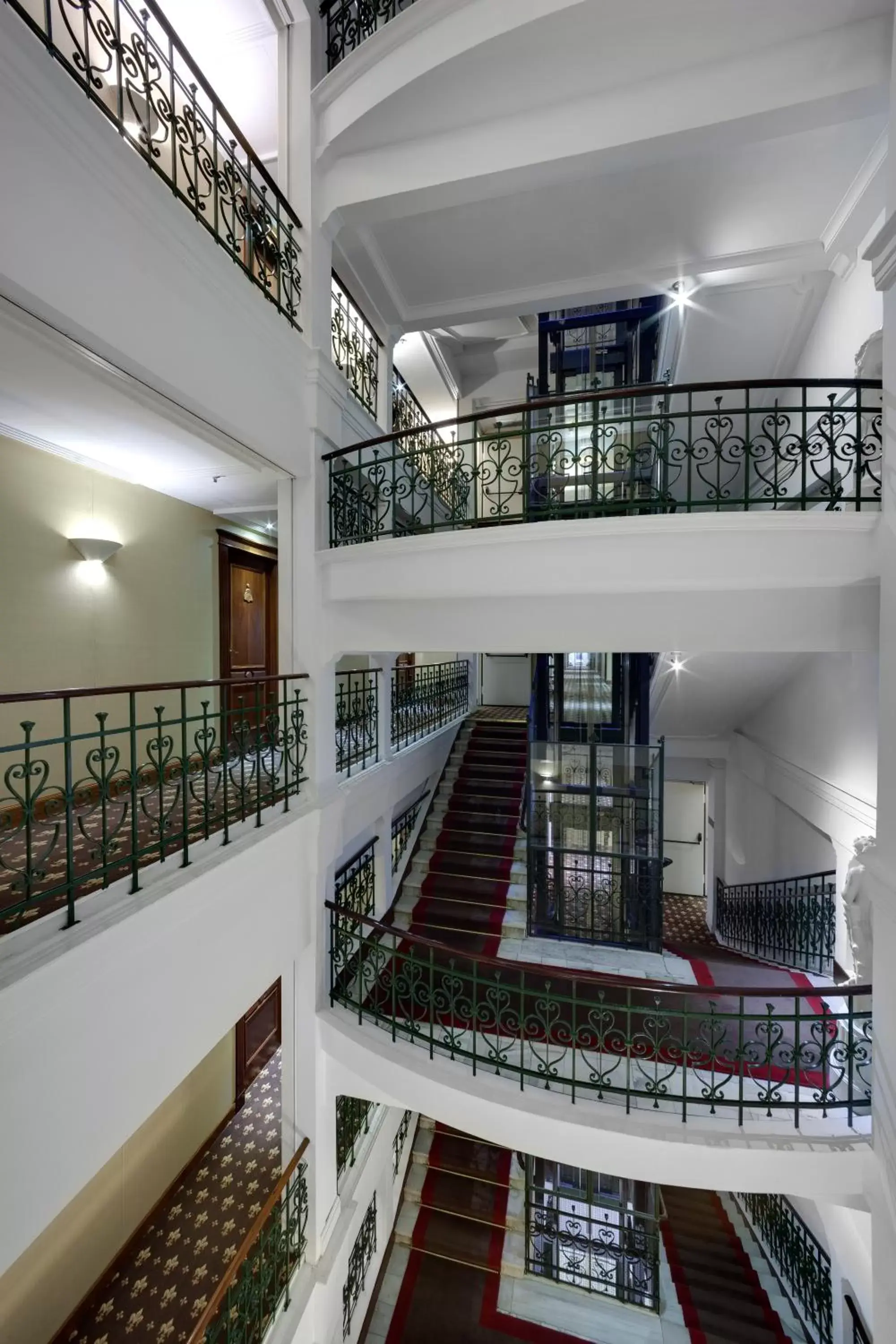 Property building in Hotel de Londres y de Inglaterra