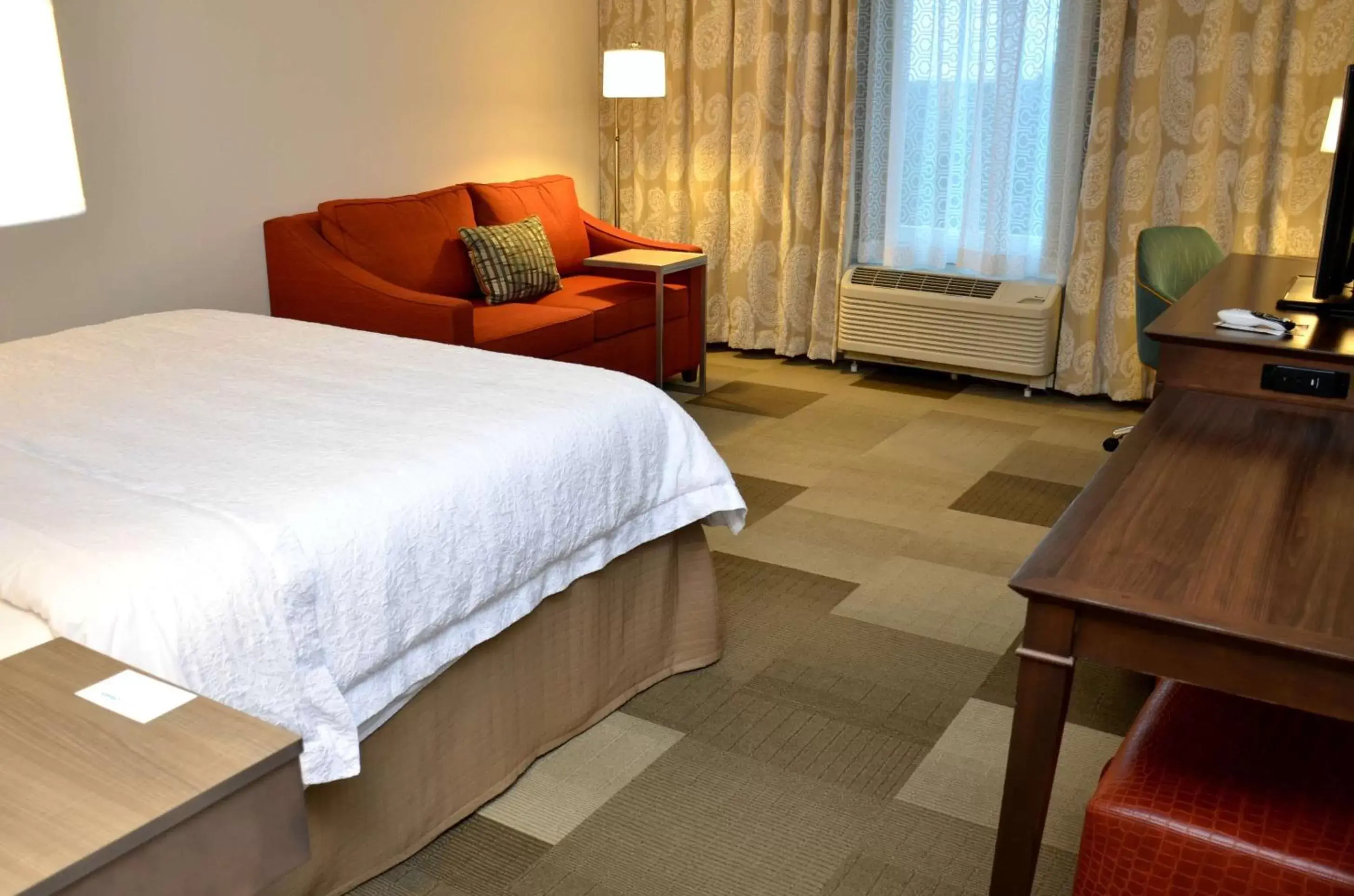 Bedroom, Bed in Hampton Inn & Suites - DeLand