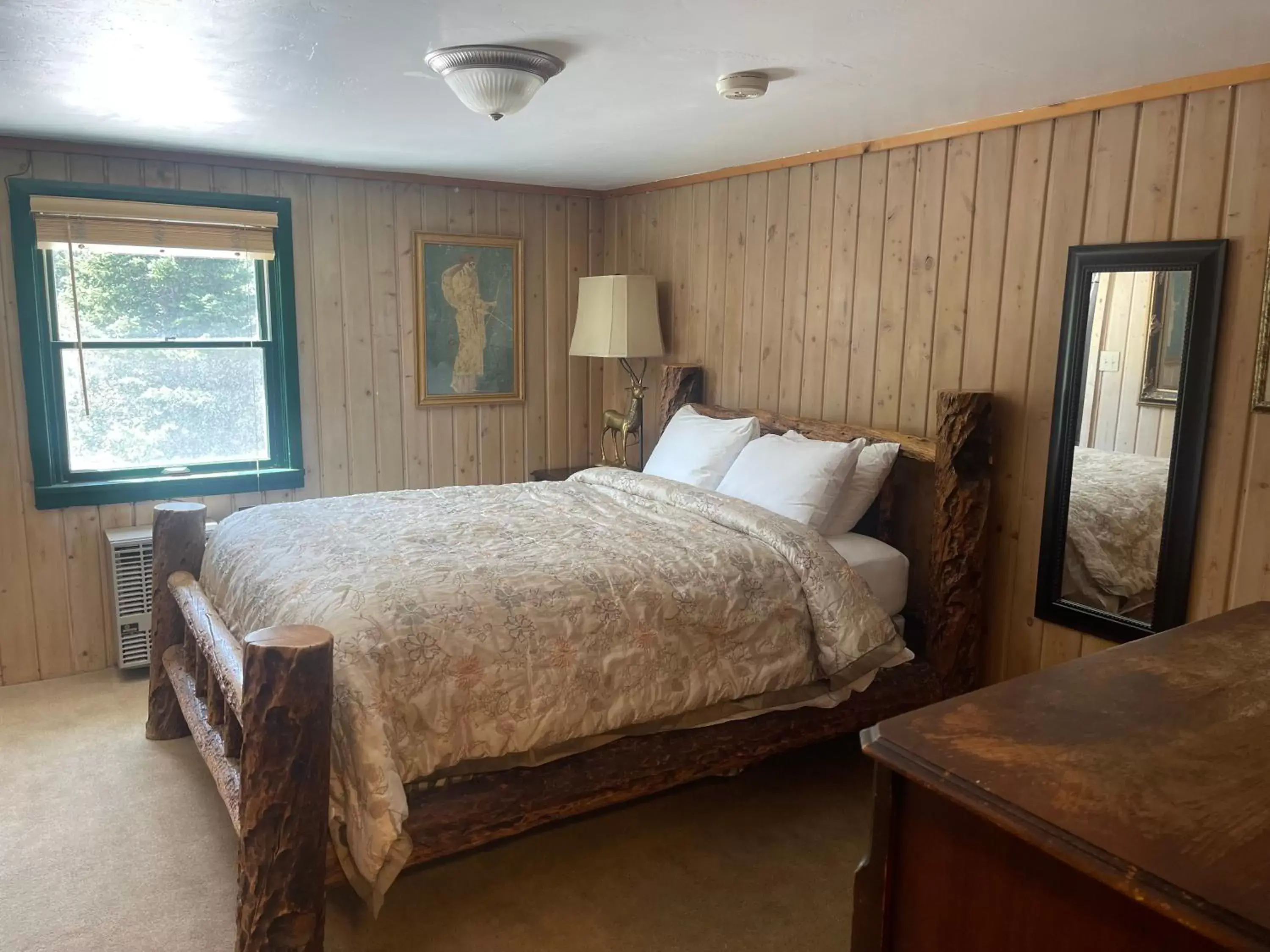 Bed in Silver Fork Lodge & Restaurant