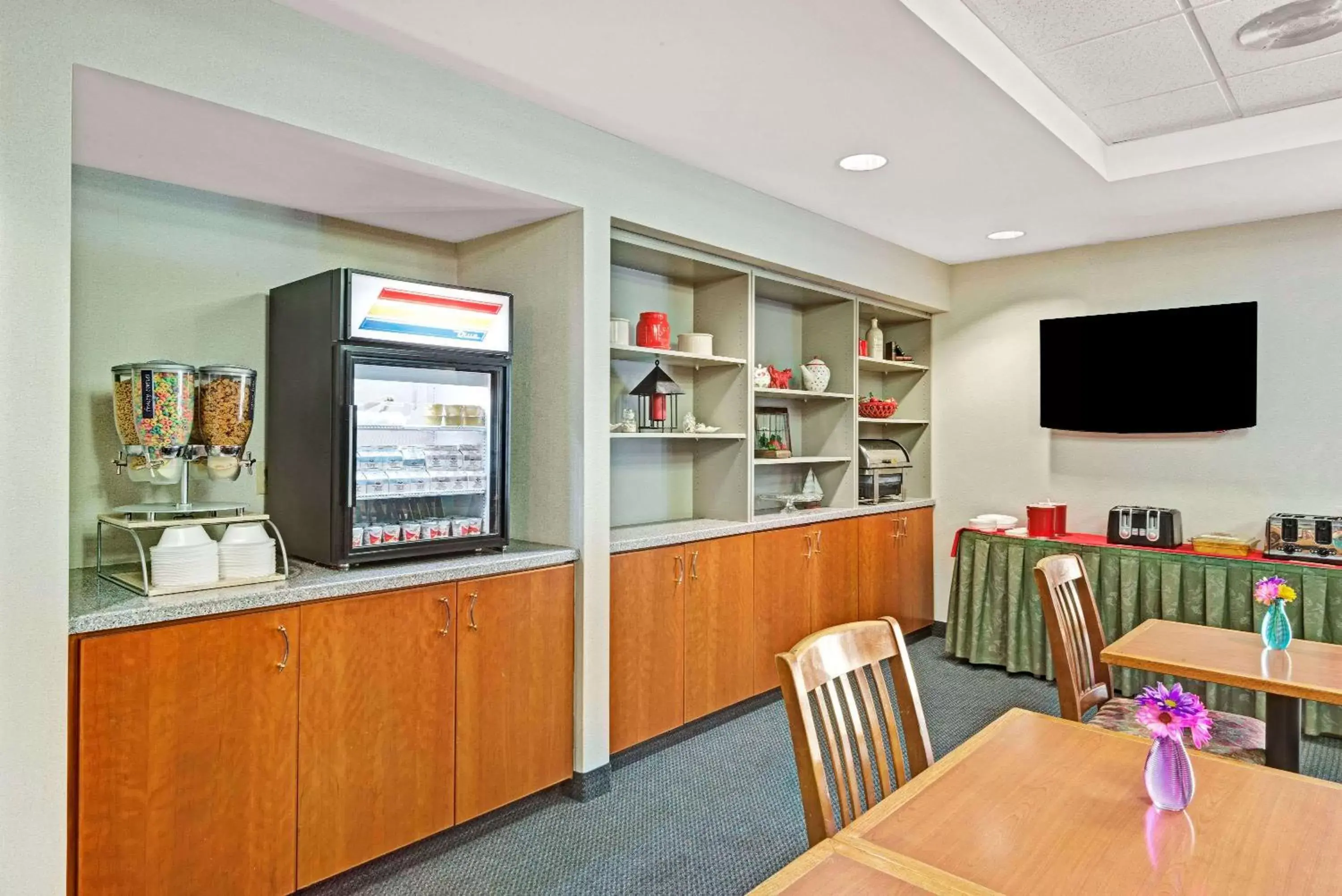 Restaurant/places to eat in Ramada by Wyndham Saco/Old Orchard Beach Area Restaurant/places to eat in Ramada by Wyndham Saco/Old Orchard Beach Area