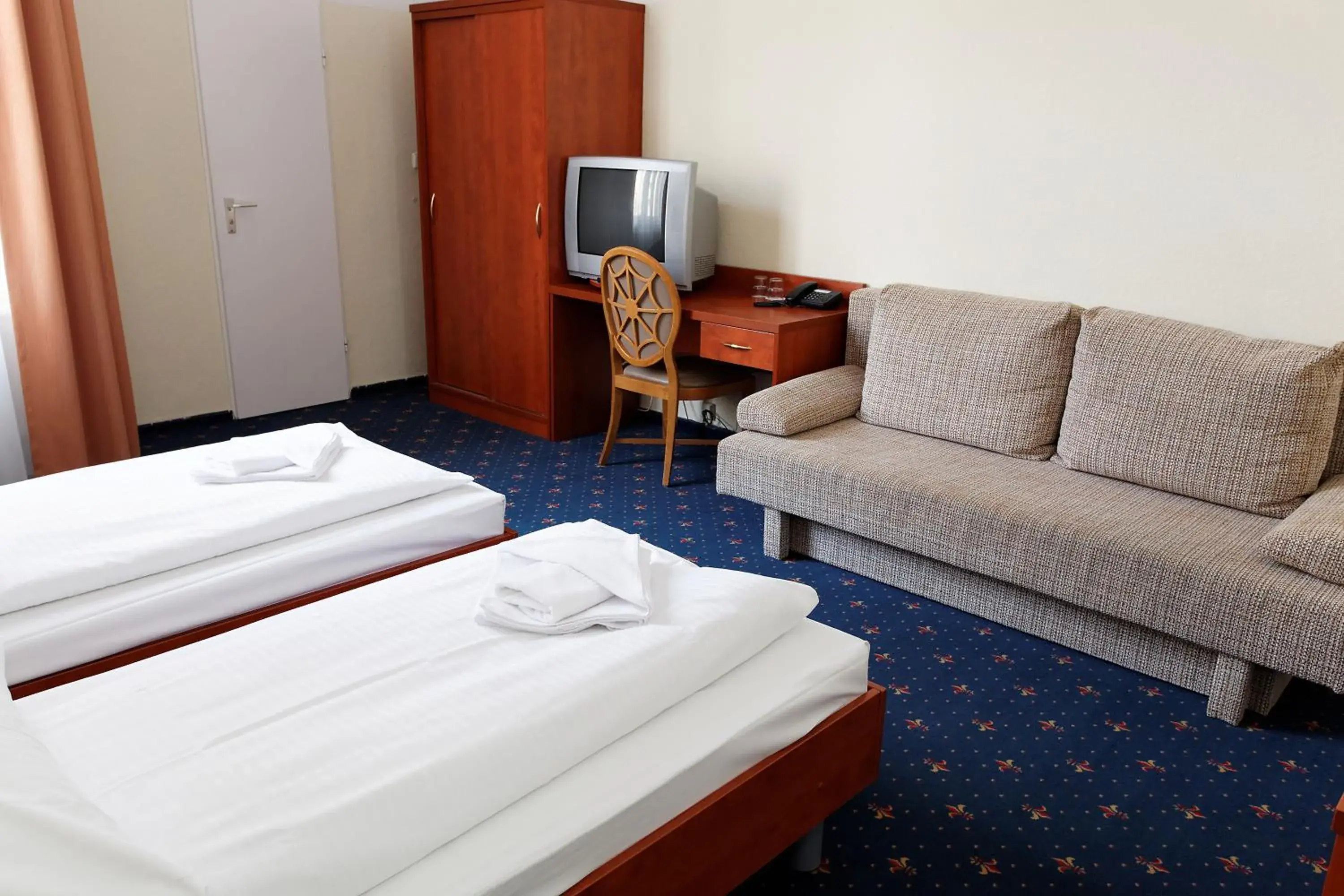Bed, TV/Entertainment Center in Hotel Europa City