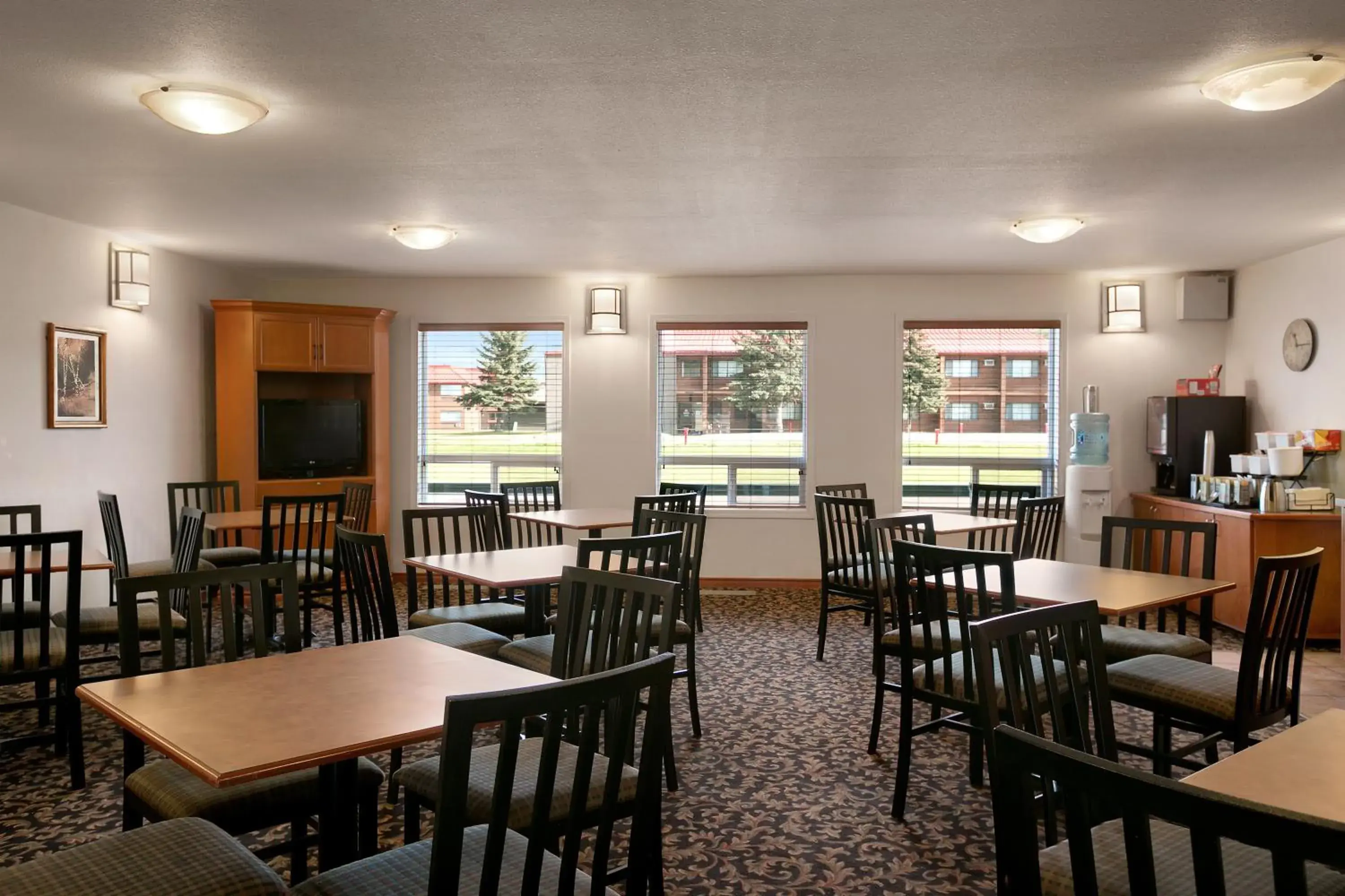 Restaurant/Places to Eat in Super 8 by Wyndham Slave Lake AB