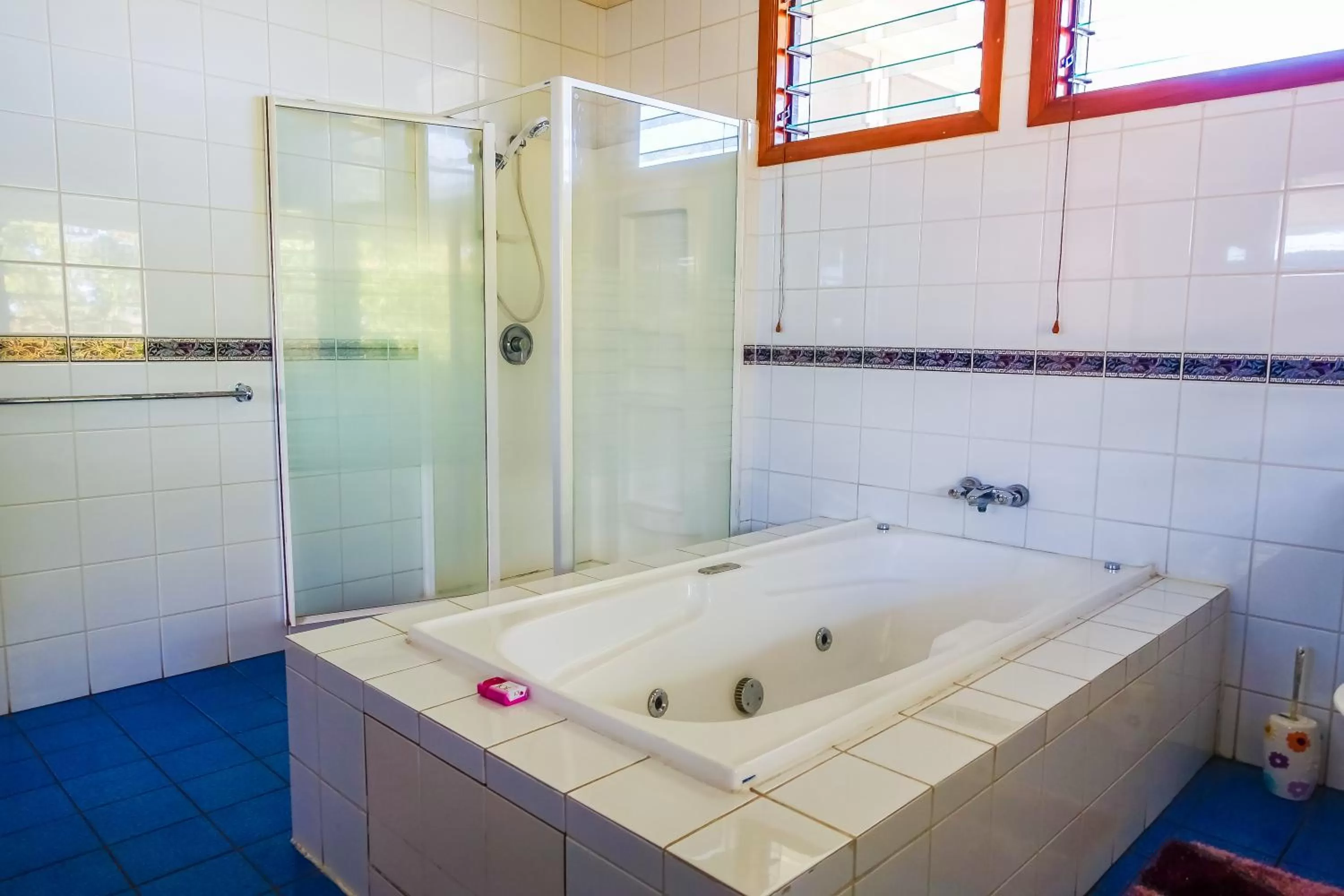 Bathroom in Lynn's Getaway Hotel