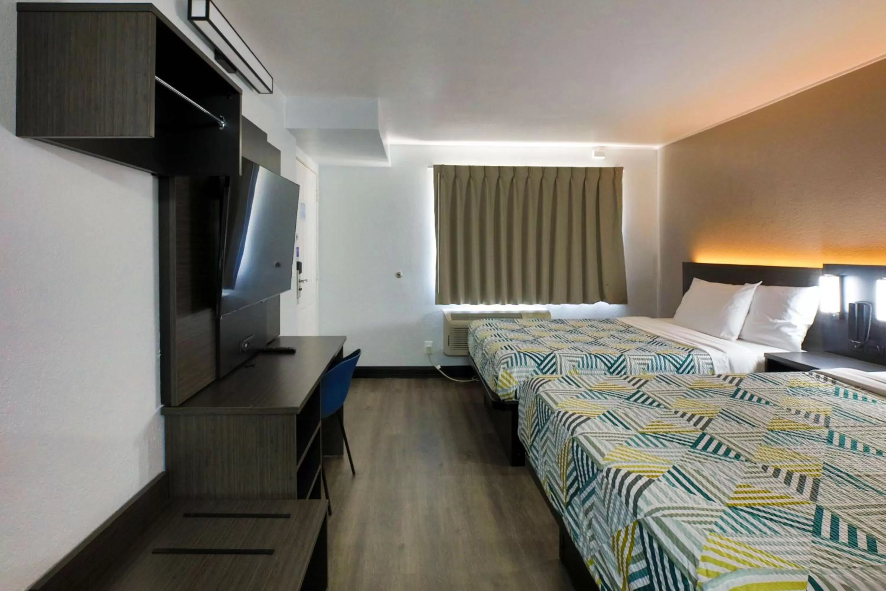 Bedroom, Bed in Motel 6-Sacramento, CA - Old Sacramento North