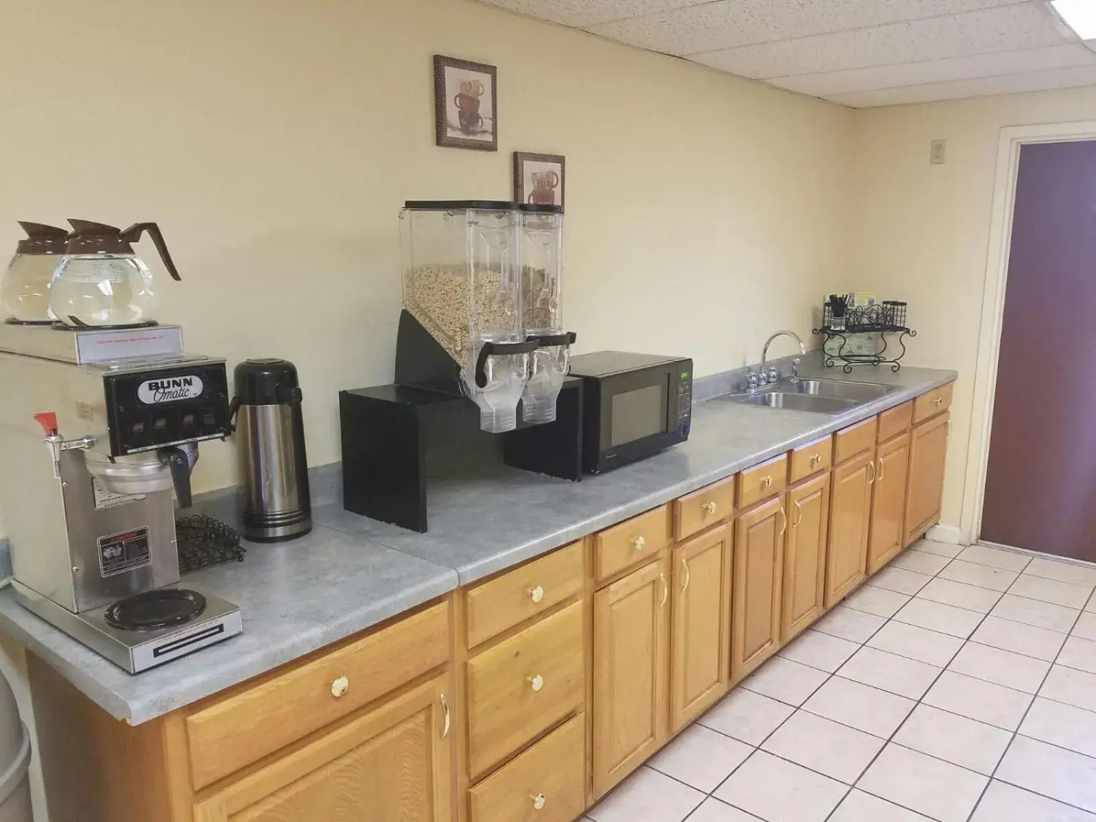 Kitchen/Kitchenette in Americas Best Value Inn Evansville